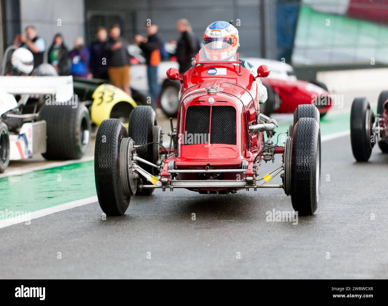 Michael Birch alla guida della sua Red,1935, Maserati 4CM, lungo la Pit Lane, prima della partenza delle HGPCA Pre '66 Grand Prix Cars; motore anteriore. Foto Stock