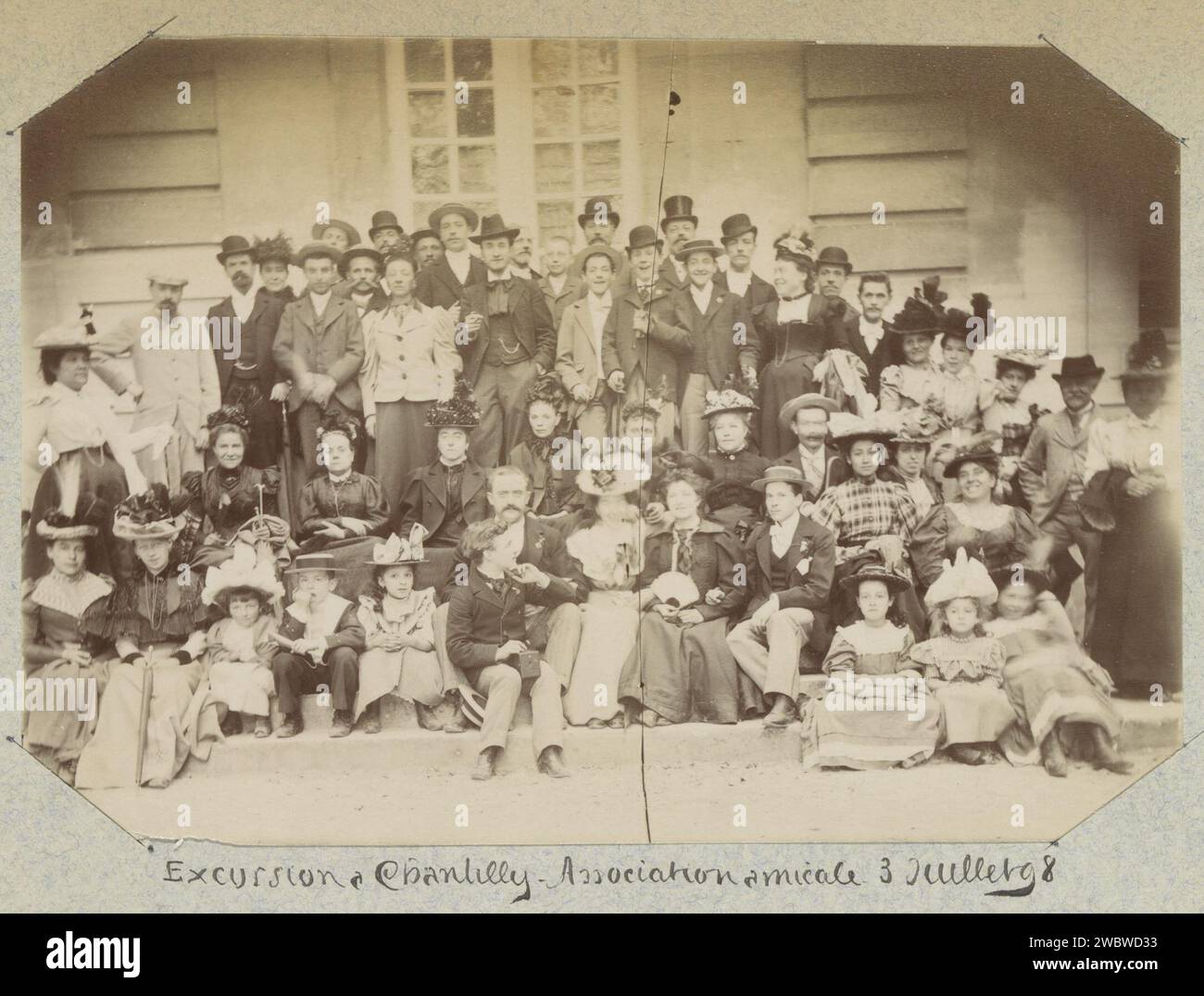 Ritratto di gruppo di ex studenti ("l'Association Amicalale des Anciens Élèves") durante un'escursione a Chantilly, 1898 Fotografia parte dell'album di un dilettante francese con foto di Francia, Algeria, Palmyra, l'esposizione mondiale del 1900 e ben noto francese. Carta francese. Servizio fotografico stampa albumen, viaggio di piacere in Francia Foto Stock