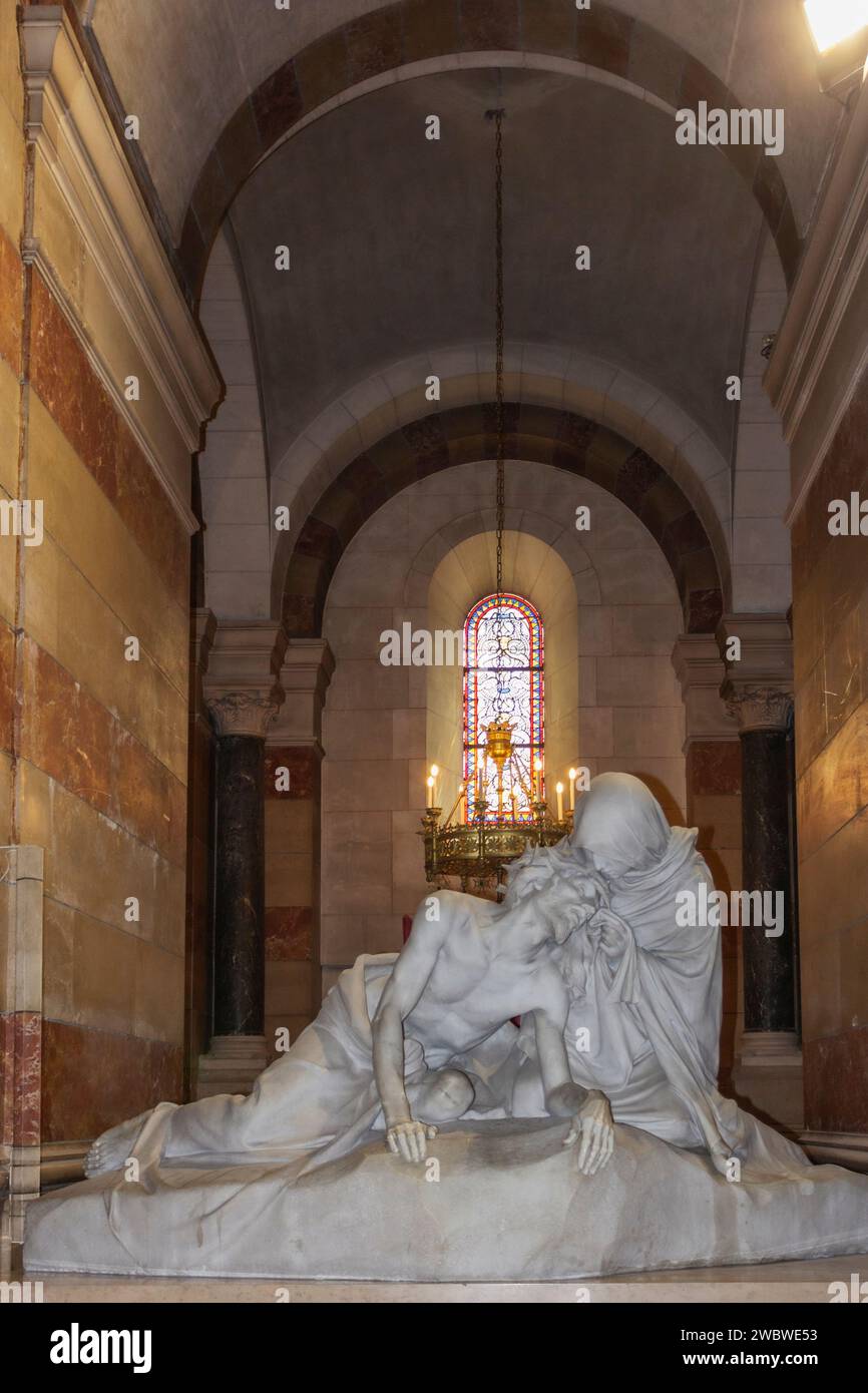 Cattedrale di Marsiglia, Marsiglia, Francia. Statua di Maria e Gesù dopo la crocifissione. Foto Stock