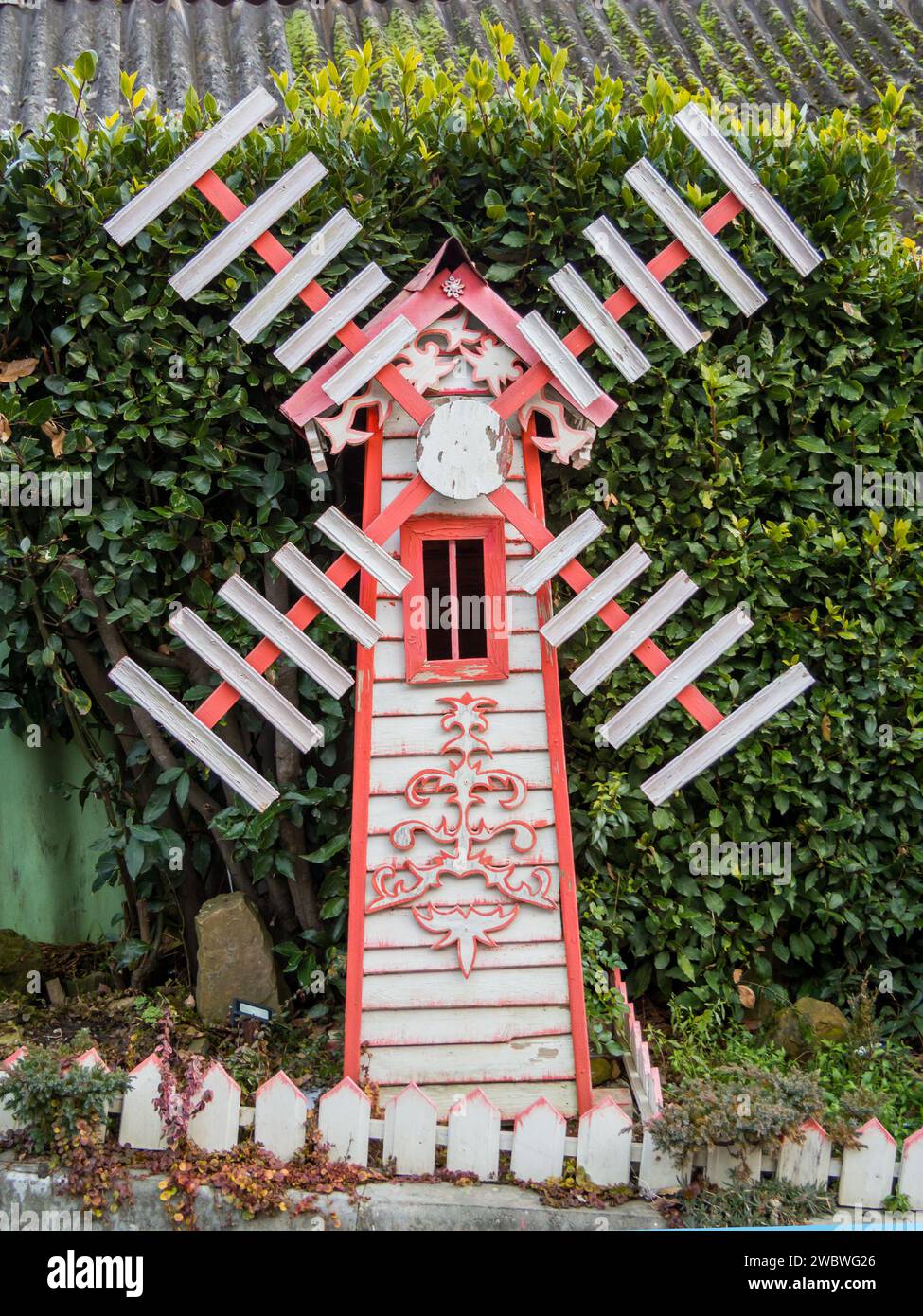 Sochi, Russia - 2023 febbraio 16: Mulino a vento decorativo come elemento di progettazione paesaggistica Foto Stock