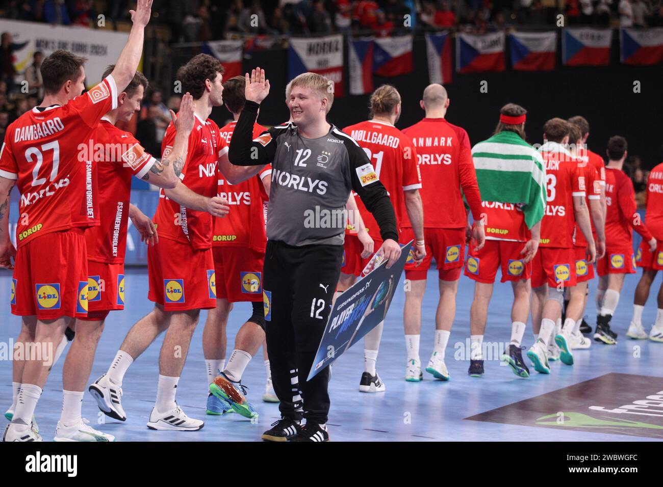 MONACO, Germania. , . I giocatori danesi festeggiano con il 12 PORTIERE Emil nielsen durante il Campionato europeo di pallamano maschile, EHF EURO 2024, DANIMARCA vs CECHIA, nello stadio del Parco Olimpico on12. Gennaio a Monaco (foto di Arthur THILL/ATP Images) (THILL Arthur/ATP/SPP) credito: SPP Sport Press Photo. /Alamy Live News Foto Stock