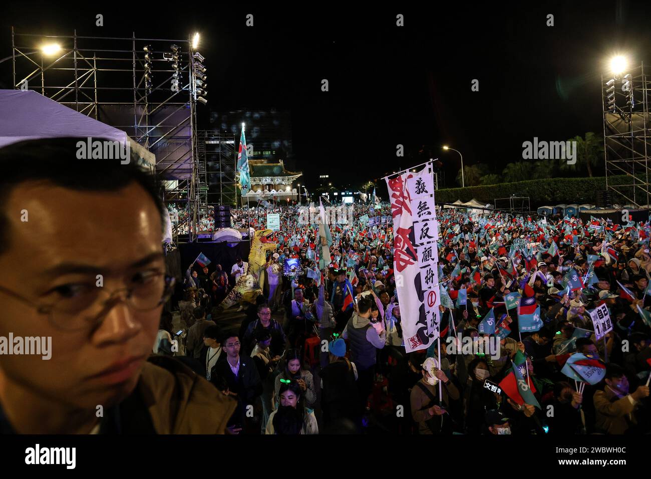 Taipei, Taiwan. 12 gennaio 2024. I sostenitori del candidato presidenziale del Partito Popolare di Taiwan (TPP), Ko Wen-je partecipano a una manifestazione prima delle elezioni generali di Taiwan a Taipei, Taiwan, 12 gennaio 2024. (Immagine di credito: © Valeria Mongelli/ZUMA Press Wire) SOLO USO EDITORIALE! Non per USO commerciale! Crediti: ZUMA Press, Inc./Alamy Live News Foto Stock