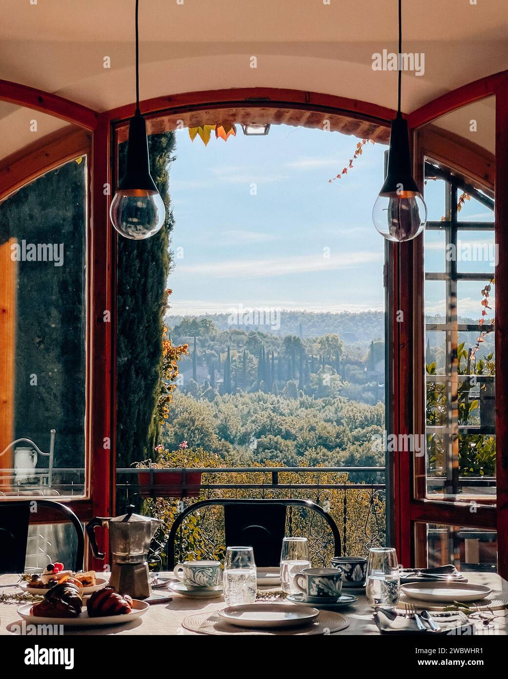 Una colazione italiana in Italia con vista sulle montagne Foto Stock
