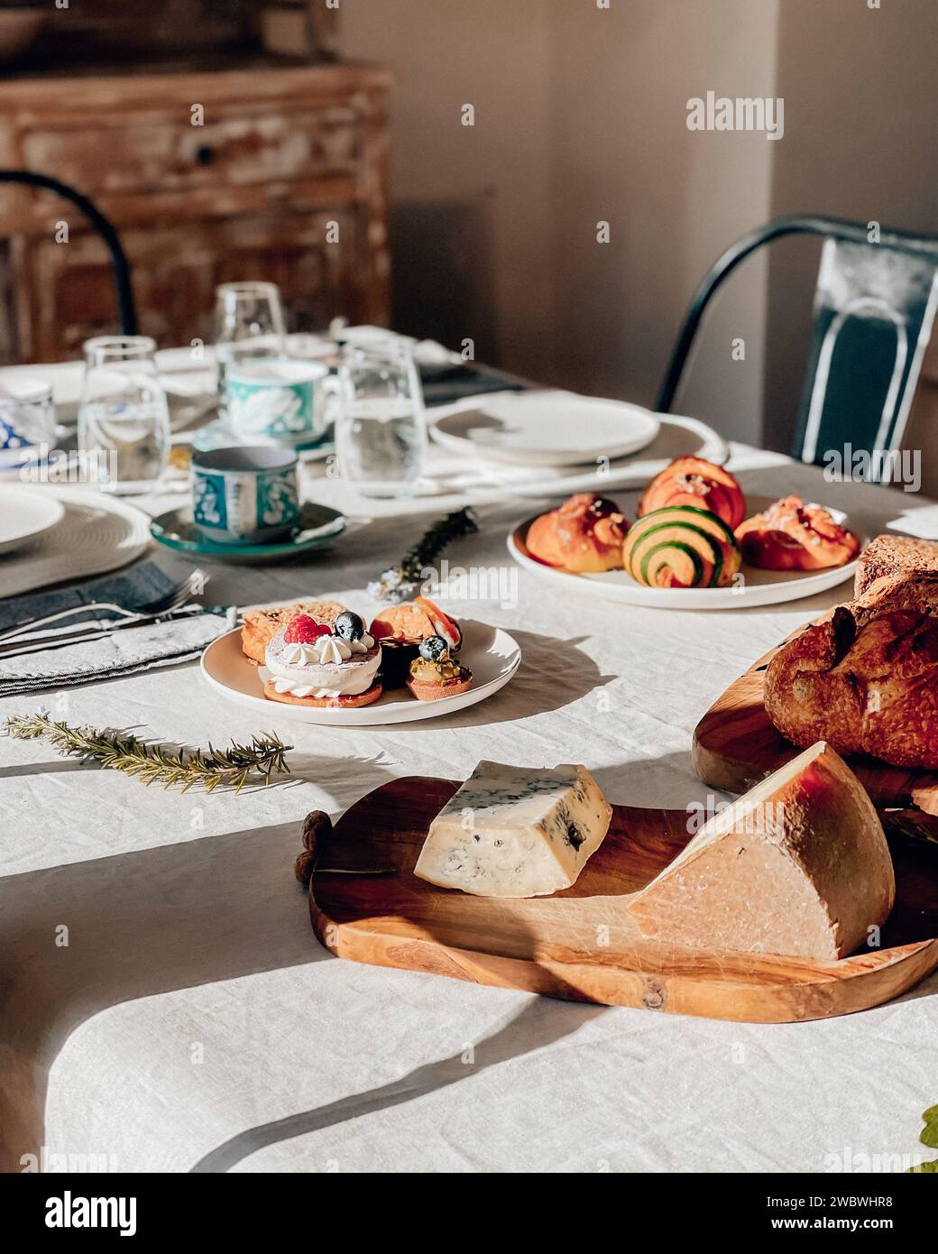 Un tavolo elegantemente allestito adornato con un tipico tavolo da colazione italiano Foto Stock