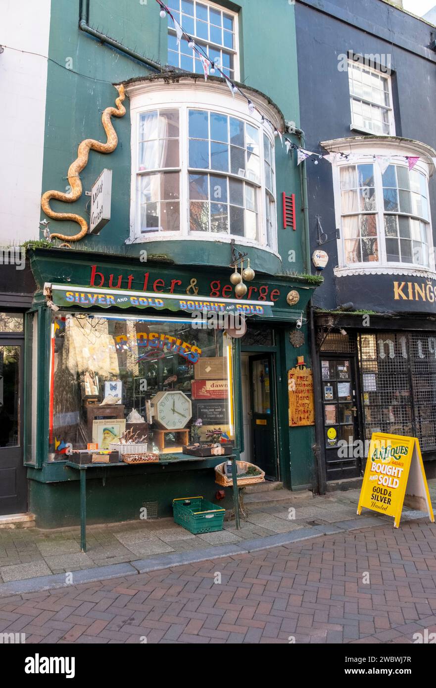Negozi di antiquariato, George Street, Hastings, East Sussex, Regno Unito Foto Stock