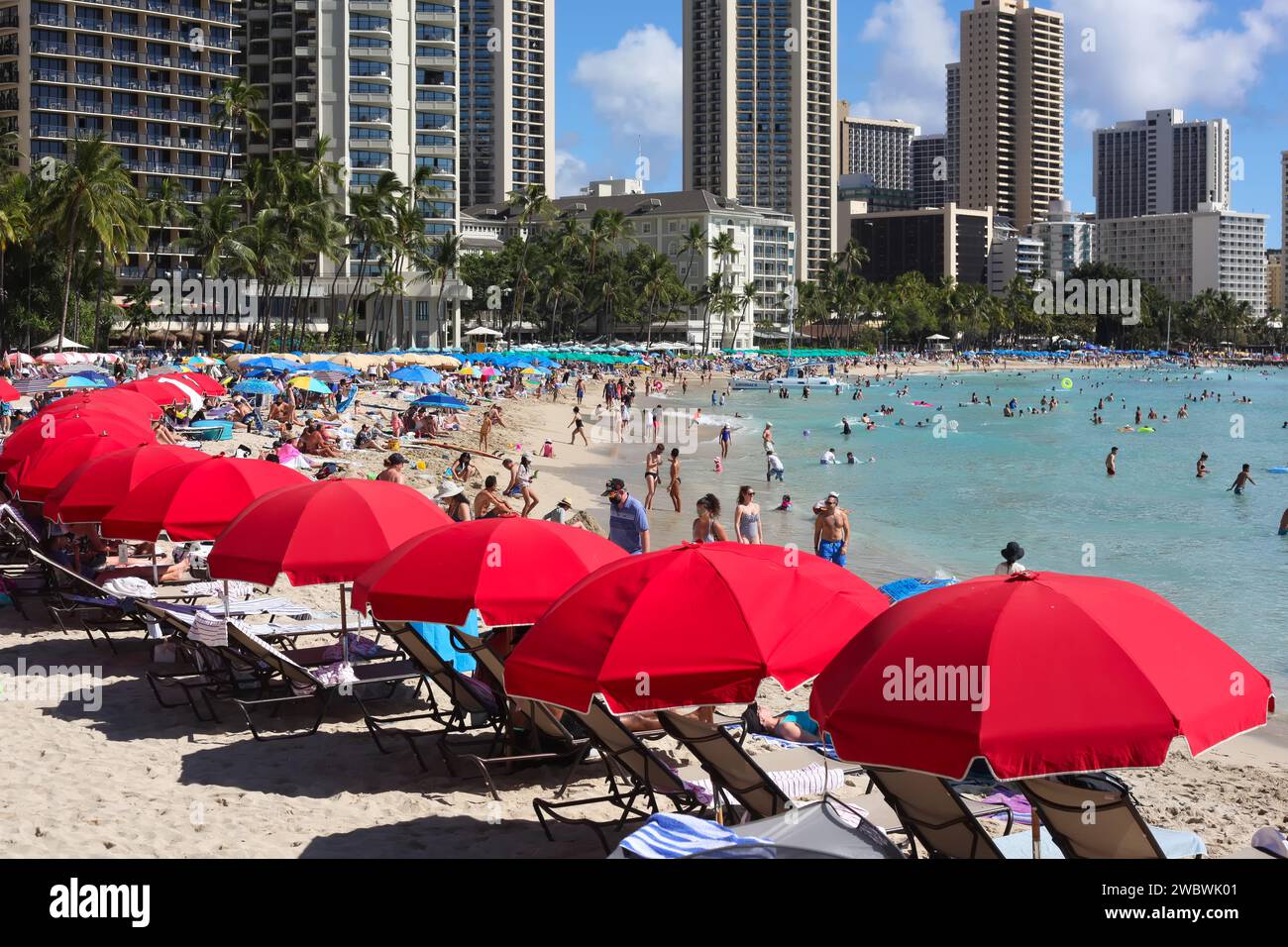 Honolulu, Hawaii - 31 dicembre 2022: La realtà delle spiagge del resort sovraffollate nella popolare Waikiki Beach. Viaggi e servizi alberghieri tornano da noi Foto Stock