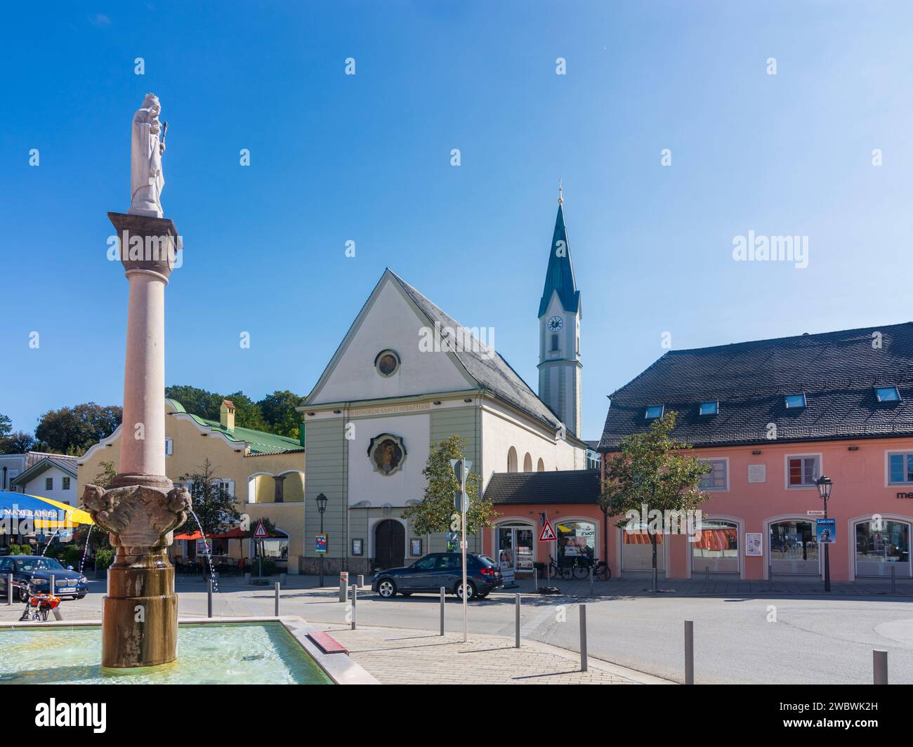 Bad Aibling: Piazza Marktplatz, chiesa di St Sebastian in Oberbayern, Chiemsee Alpenland, alta Baviera, Bayern, Baviera, Germania Foto Stock