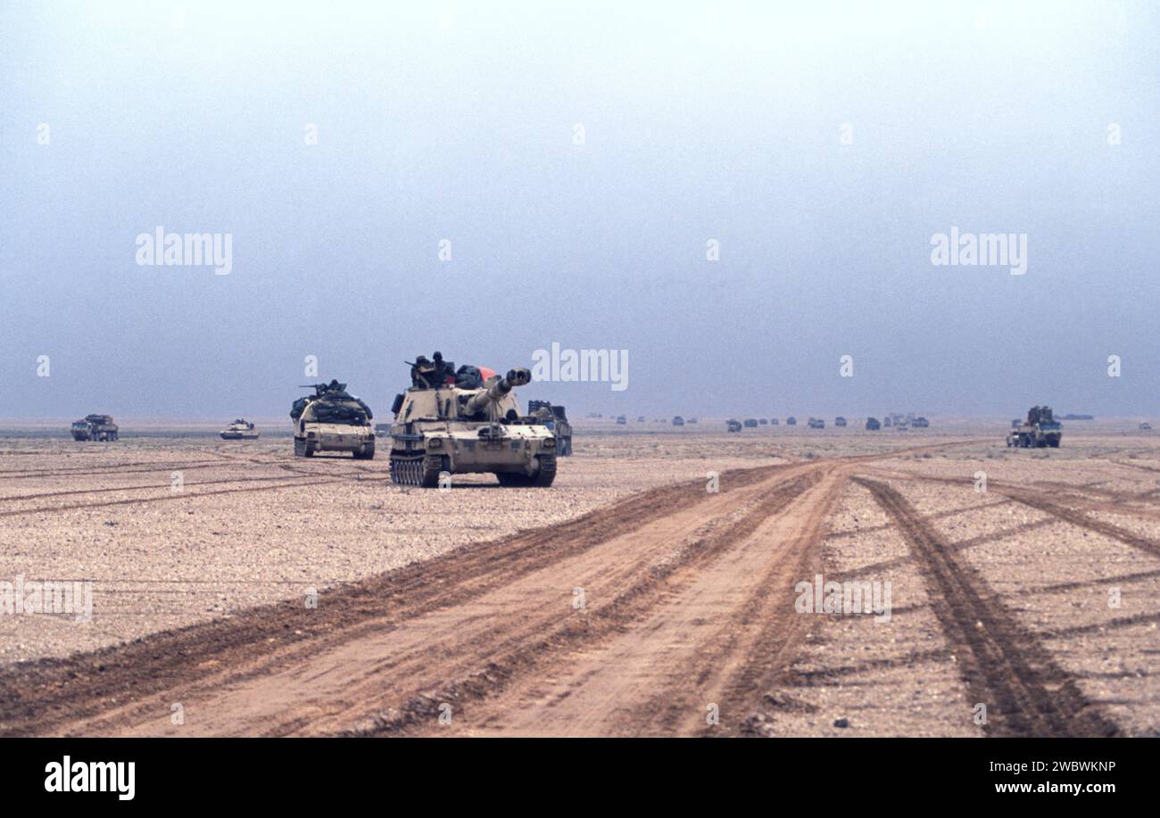 Prima guerra del Golfo: Il 25 febbraio 1991 i carri armati e l'artiglieria dell'esercito statunitense avanzano attraverso il deserto, ad ovest del Kuwait nel sud dell'Iraq durante la guerra di terra. Foto Stock