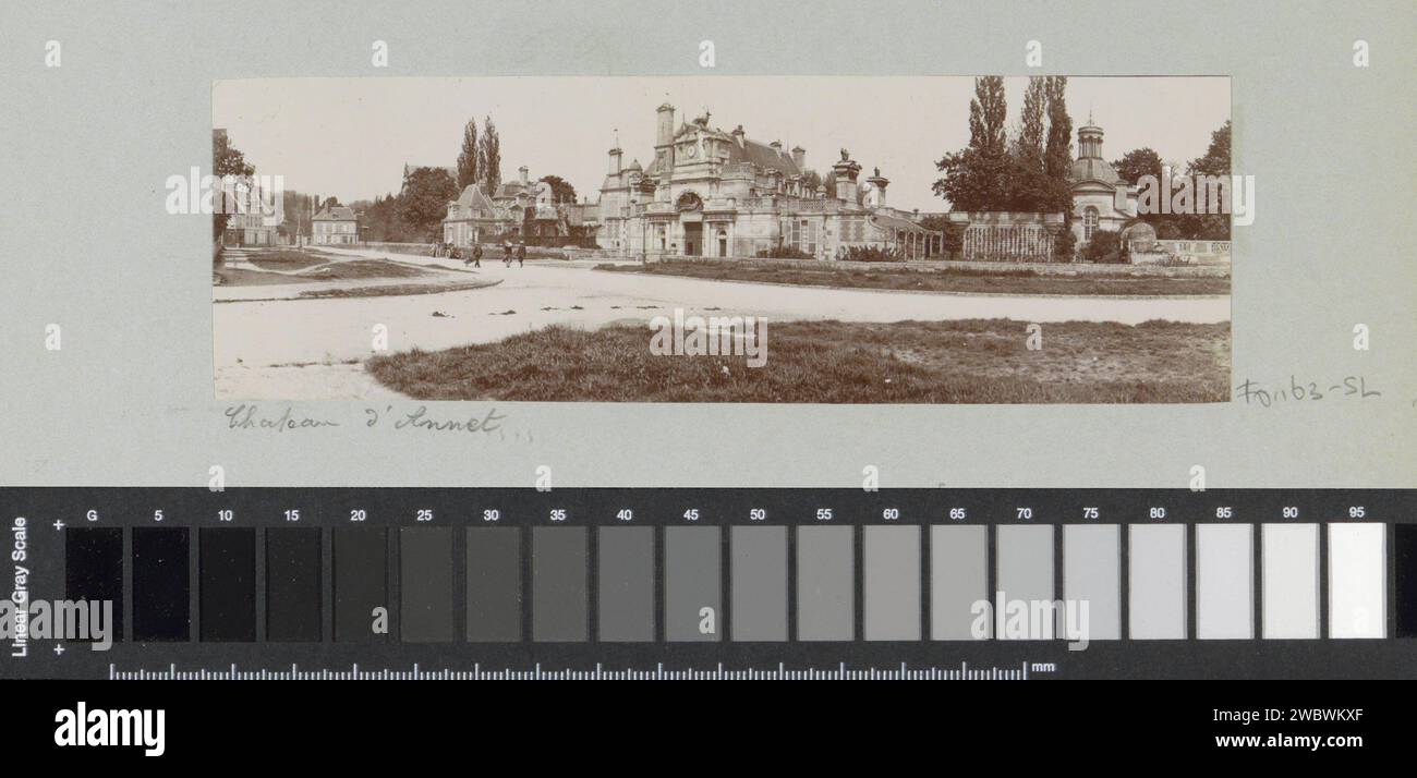 Vista del Château d'Anet, 1903 Fotografia parte dell'album fotografico di un fotografo dilettante francese con registrazioni di viaggi in Francia, Spagna, Belgio, Lussemburgo e Paesi Bassi, le prime auto e gare automobilistiche. Carta Aneta. Supporto fotografico castello Aneta Foto Stock