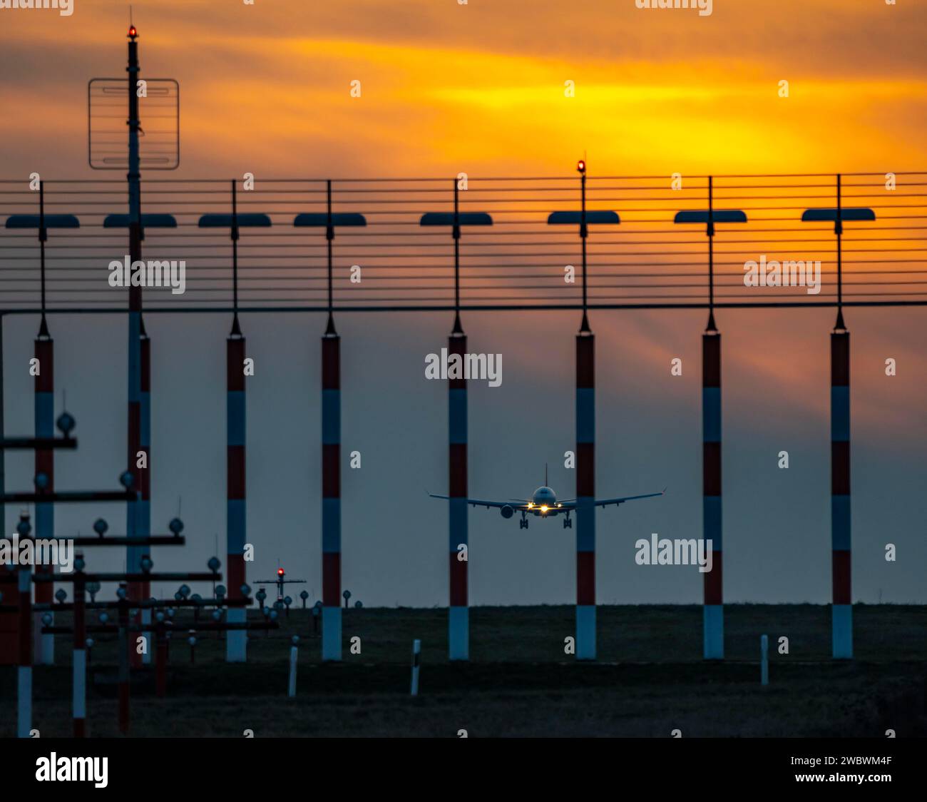 Illuminazione delle piste, ausili di avvicinamento, presso l'aeroporto internazionale di Düsseldorf, tramonto, aeromobili che si avvicinano alla pista principale a sud, 05R/23L, NRW, Germania, Foto Stock
