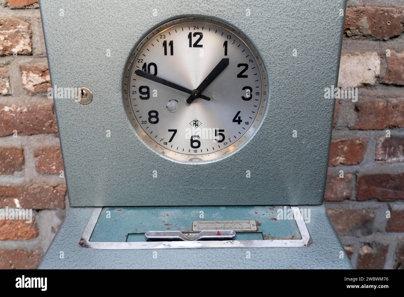 Orologio meccanico, registrazione analogica dell'orario di lavoro, immagine simbolica, Foto Stock