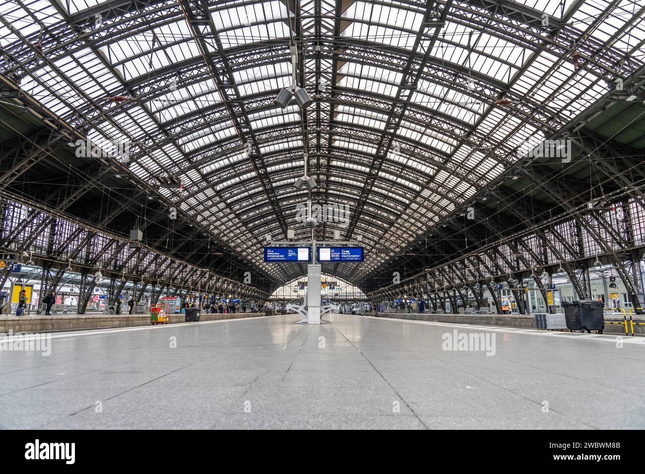 Sciopero di 3 giorni da parte dell'unione ferroviaria GDL, solo pochissimi treni locali e a lunga percorrenza corrono, vuota stazione centrale di Colonia, che di solito è piena di trave Foto Stock