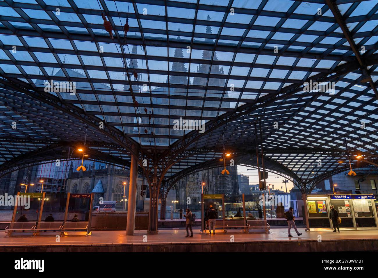 Sciopero di 3 giorni da parte dell'unione ferroviaria GDL, solo pochissimi treni locali e a lunga percorrenza corrono, vuota stazione centrale di Colonia, che di solito è piena di trave Foto Stock