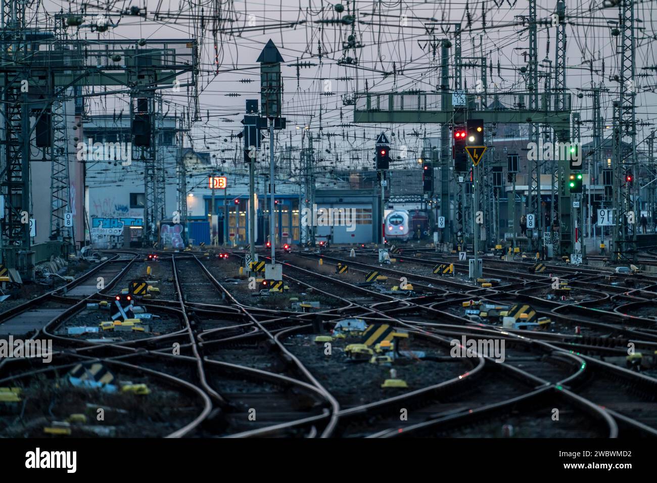 Binari vuoti di fronte alla stazione centrale di Colonia, sciopero di 3 giorni dell'unione ferroviaria GDL, solo pochissimi treni locali e a lunga percorrenza sono in funzione, emp Foto Stock