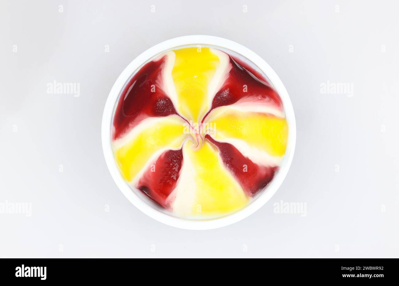 Sopra la vista del gelato allo yogurt volteggiato in tazza isolata Foto Stock