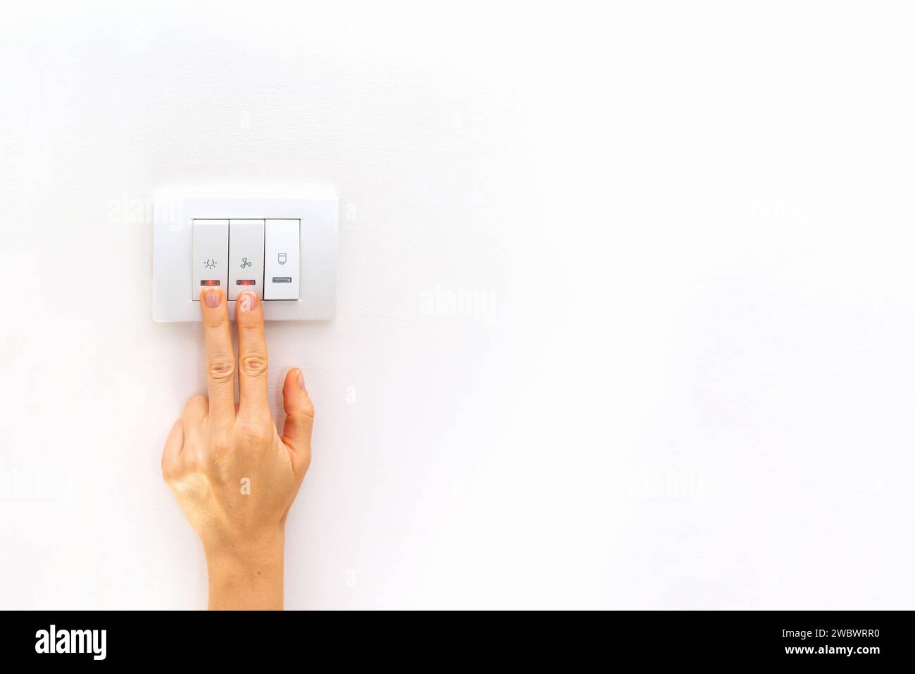 Due interruttori vintage rotondo con pulsante da porcellana isolati su  sfondo bianco. Vista ravvicinata, dettaglio Foto stock - Alamy