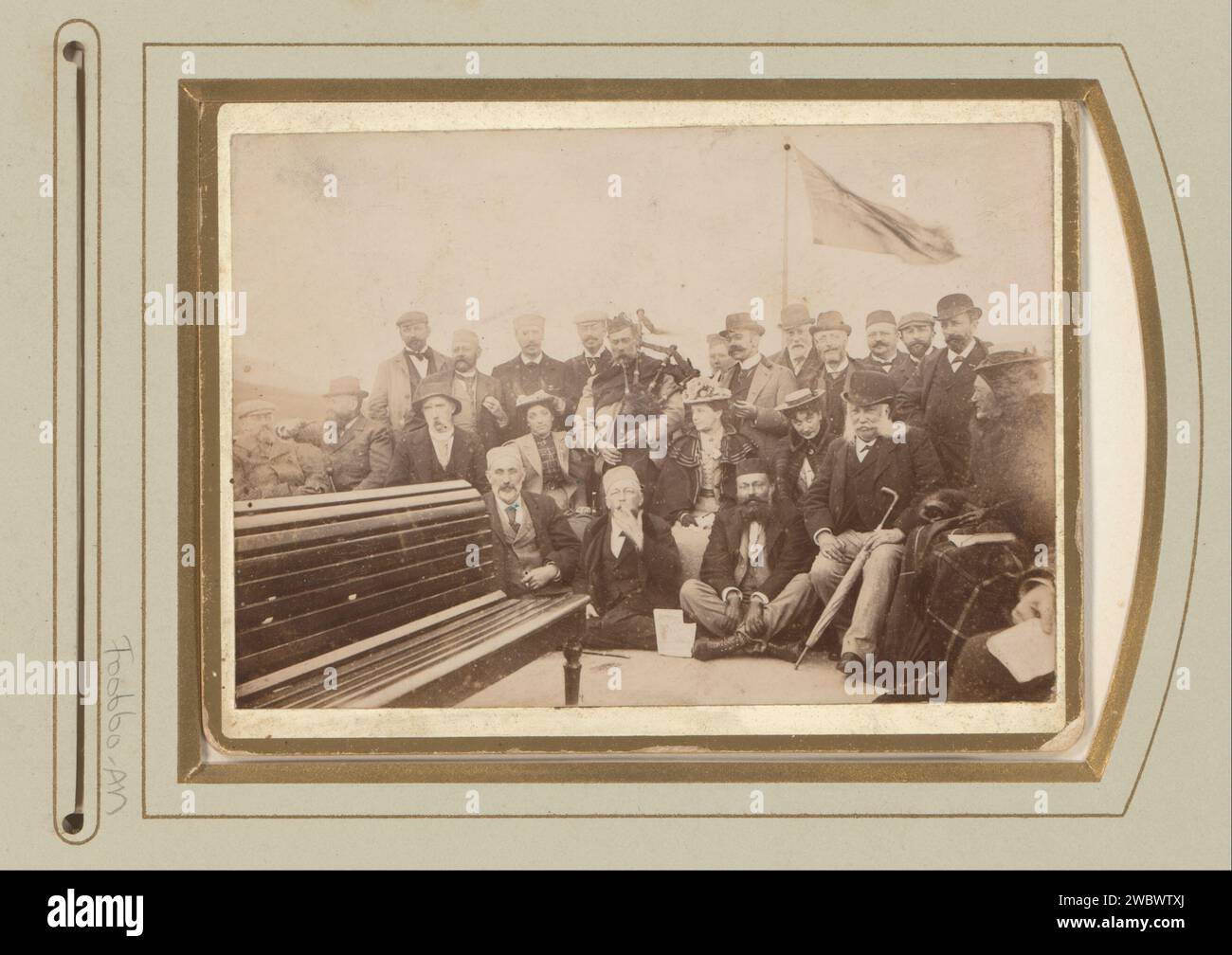 Ritratto di gruppo di uomini e donne su una barca, incluso un uomo con una cornamusa, Anonymous, 1880 - 1940 Fotografia questa foto fa parte di un album. Cartone del Belgio (eventualmente). supporto fotografico persone storiche anonime ritratte in gruppo, in un ritratto di gruppo. uomo adulto (+ più di otto persone). donna adulta (+ più di otto persone). cornamusa, musette. una persona che suona lo strumento a fiato Foto Stock