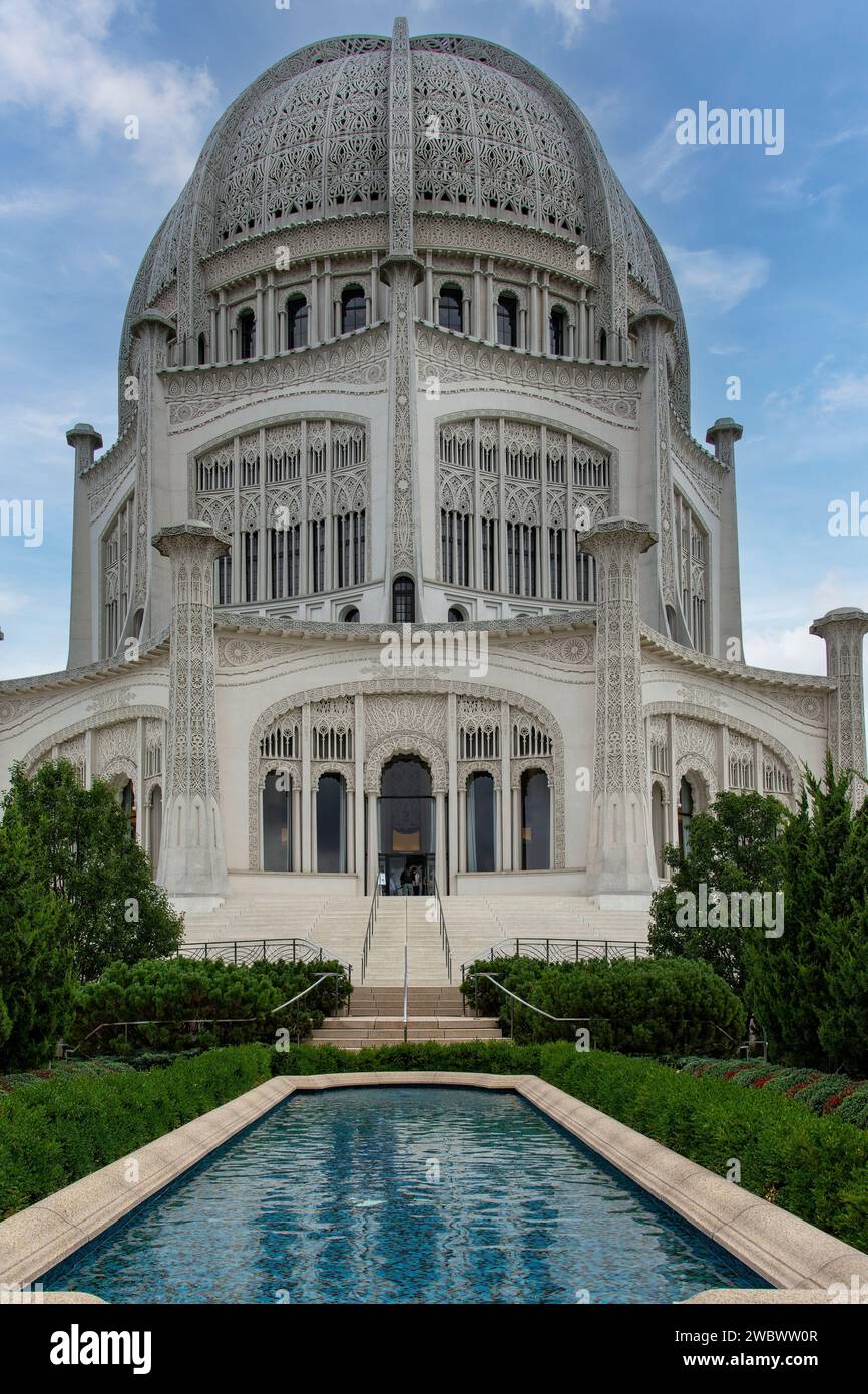 Wilmette, Illinois, USA-28 settembre 2023; vista dall'angolo basso con laghetto di fronte alla Baháʼí House of Worship (o tempio di Chicago Baháʼí), seconda costruzione Foto Stock
