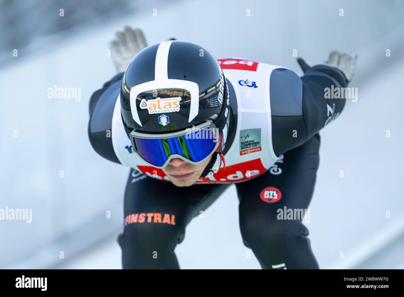 Andrews Grant, proveniente dagli Stati Uniti, gareggia durante il salto con gli sci maschile HS 106 alla Coppa del mondo combinata nordica di Fis a Oberstdorf il 12 gennaio 2024 Foto Stock