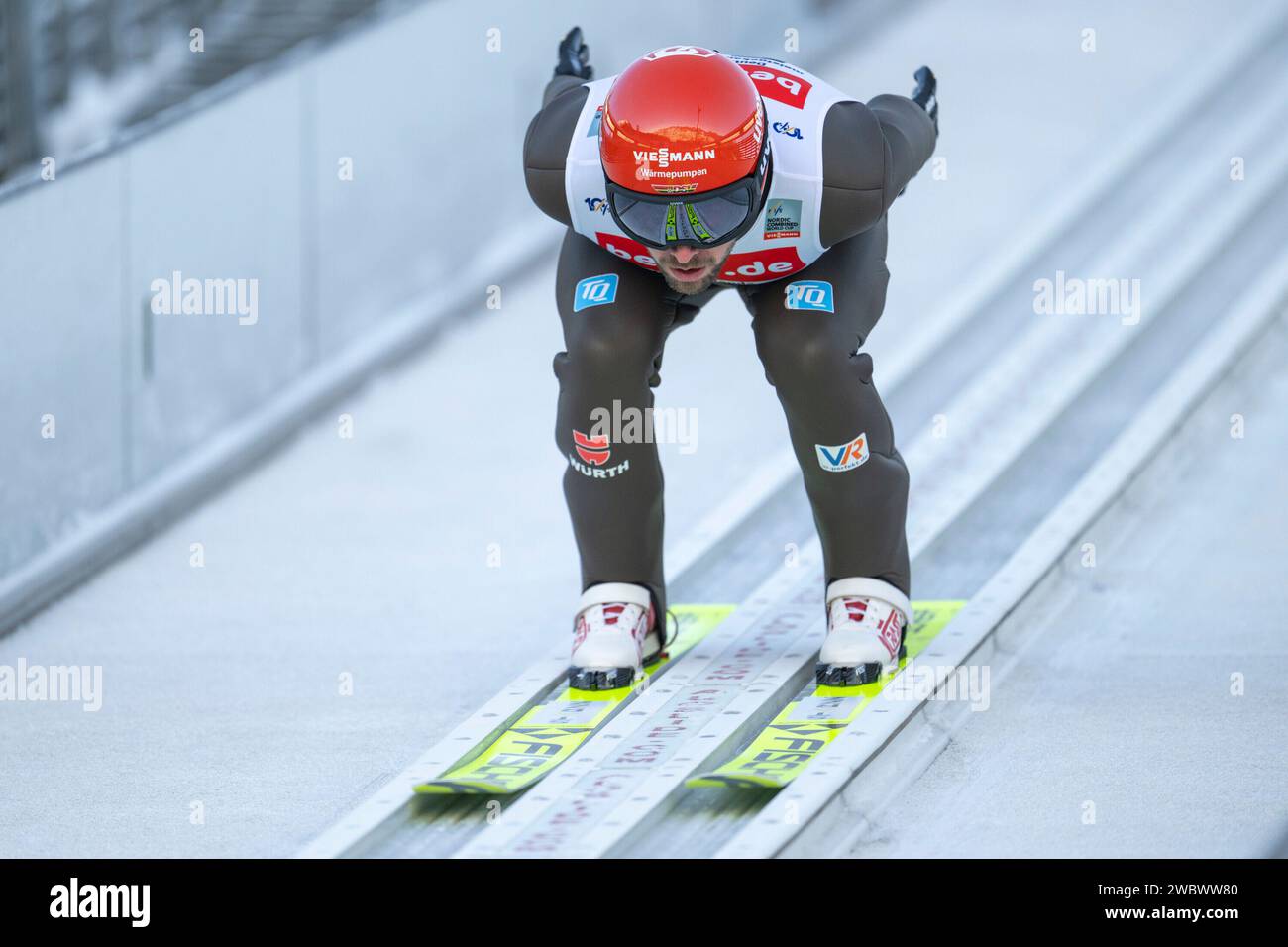 Il tedesco Johannes Rydzek gareggia durante il salto con gli sci 106 maschile alla Fis Nordic Combined World Cup di Oberstdorf il 12 gennaio 2024 Foto Stock