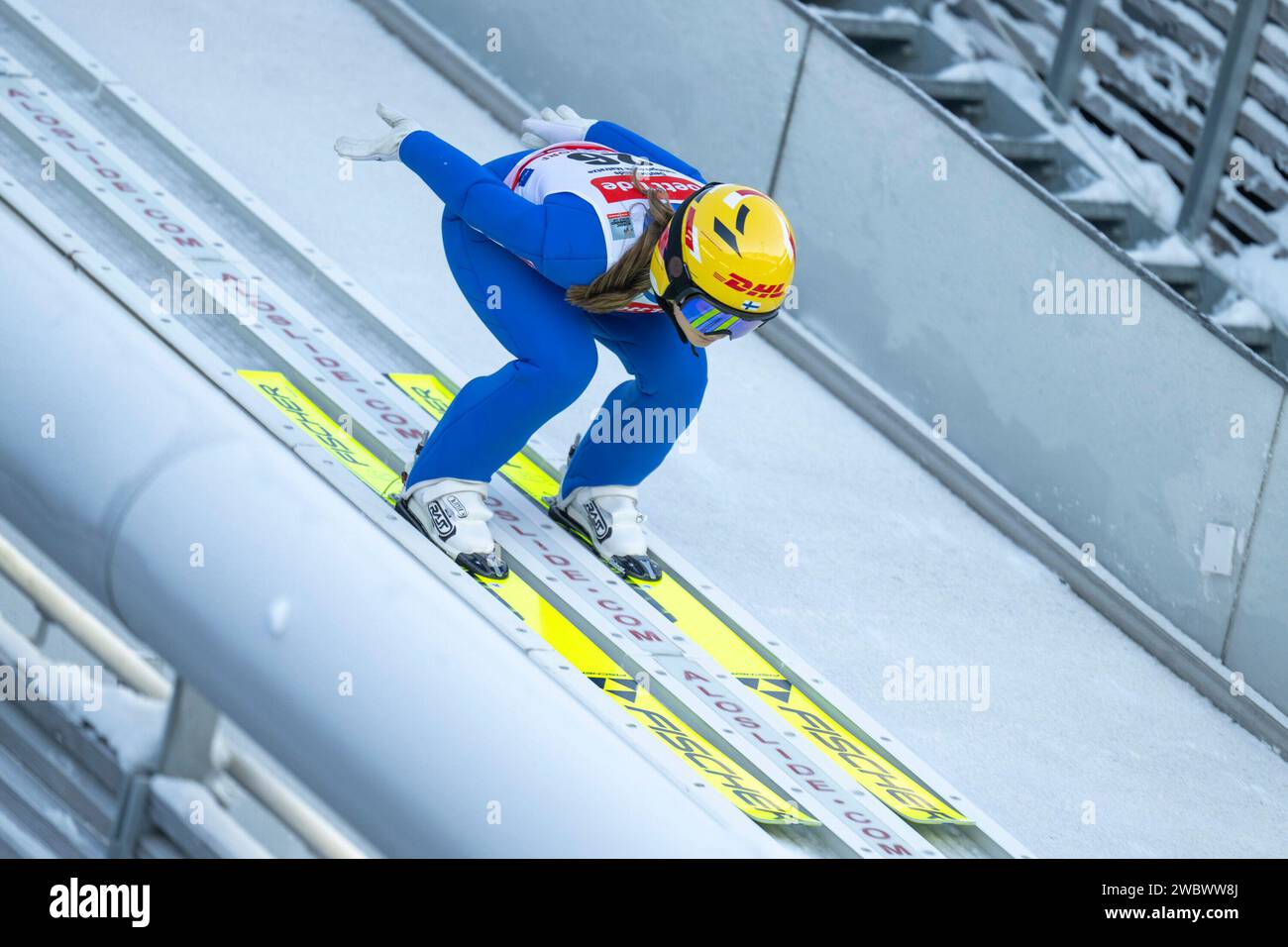 La finlandese Minja Korhonen gareggia durante il salto con gli sci maschile HS 106 alla Fis Nordic Combined World Cup di Oberstdorf il 12 gennaio 2024 Foto Stock