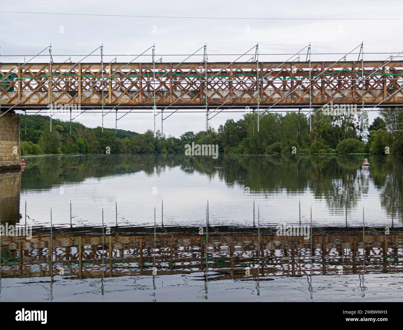 Ponteggi utilizzati per lavori di manutenzione o restauro su un piccolo ponte su un grande fiume Cher Foto Stock