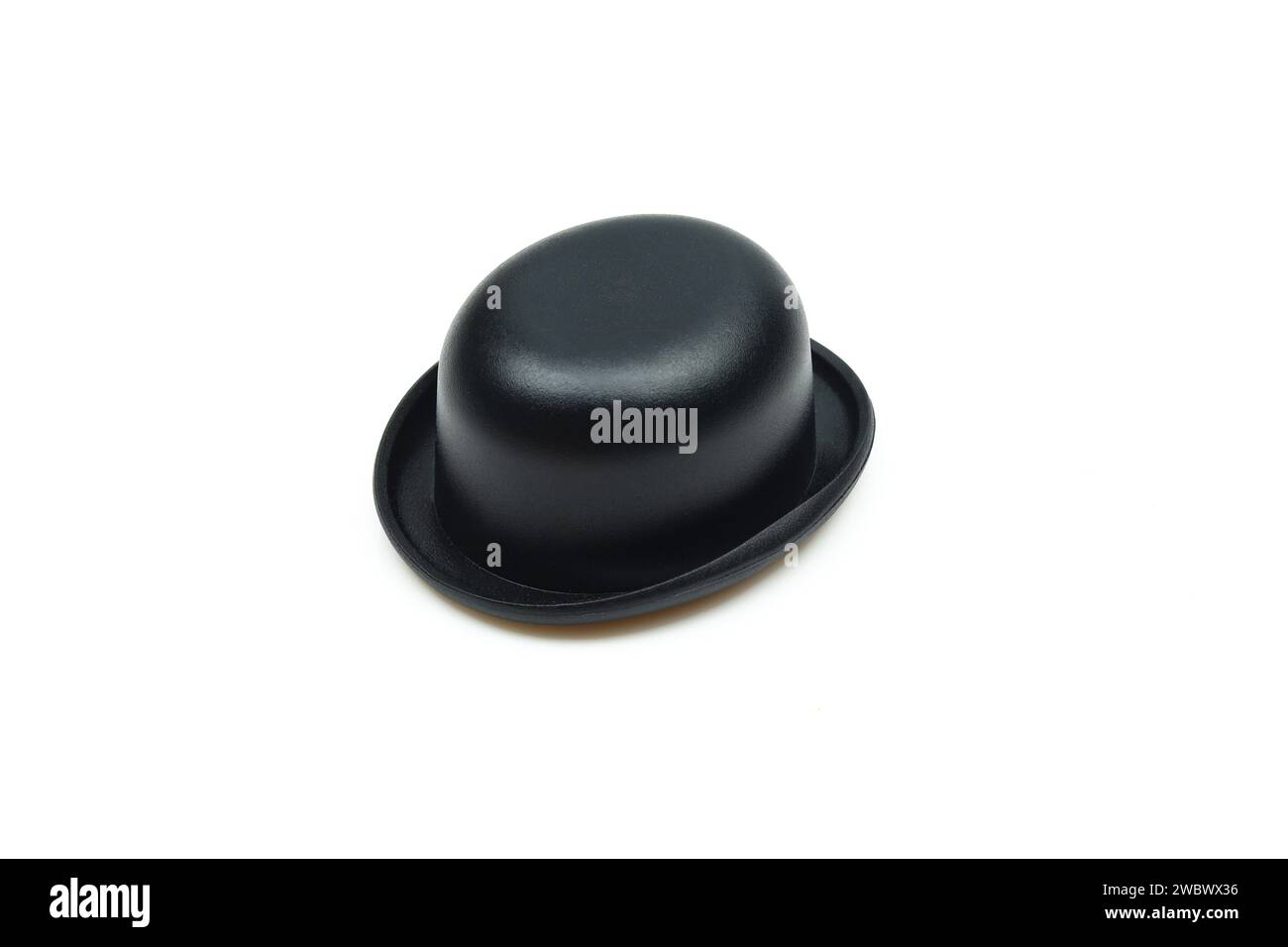 Piccolo cappello in plastica nero isolato su sfondo bianco Foto Stock