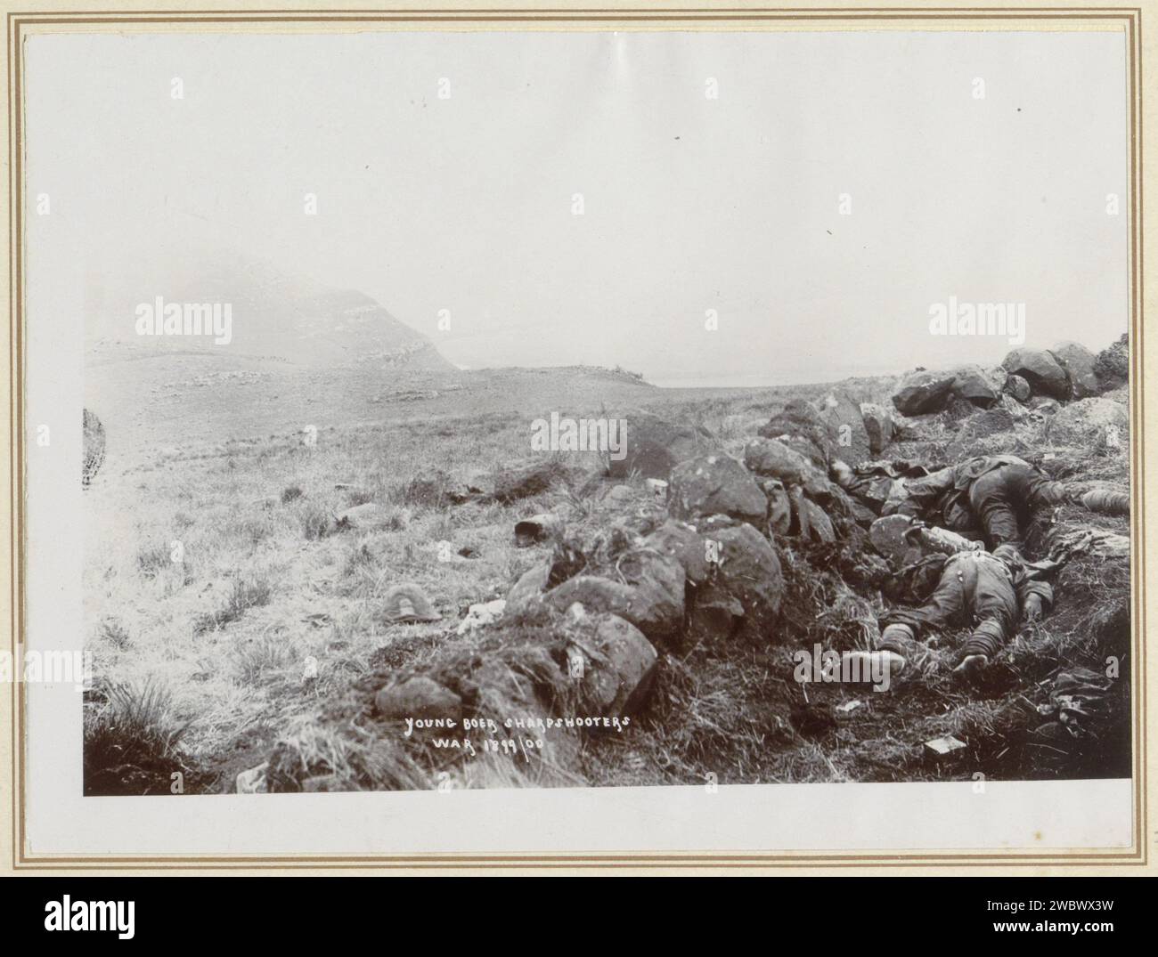 Vittime (contadini o inglesi) della seconda guerra boera, Anonymous, 1899 - 1900 Fotografia parte di album fotografico con registrazioni della seconda guerra boera (1899-1902). Carta del Sudafrica. supporto fotografico. Orrori di guerra in Sud Africa Foto Stock