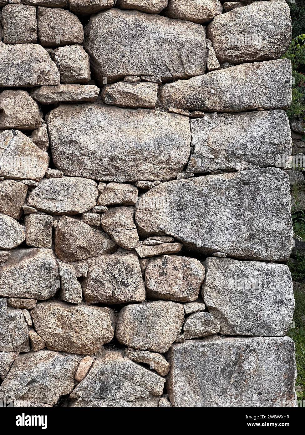 Particolare di una tradizionale muratura a secco in pietra proveniente dal sud della Francia nelle Cevennes Foto Stock