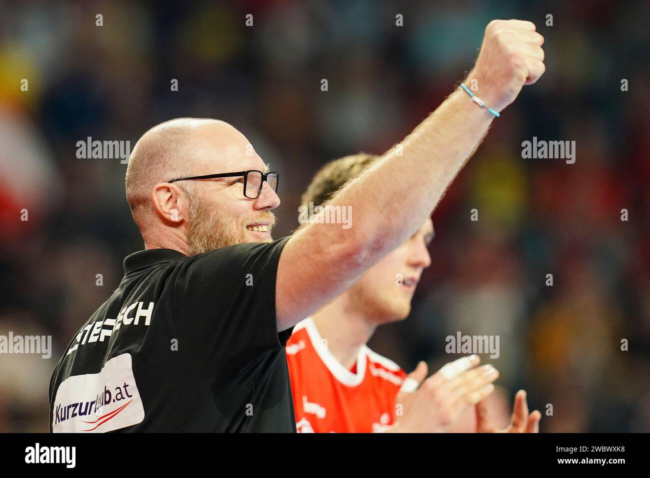 Mannheim, Germania. 12 gennaio 2024. Pallamano: Campionato europeo, Austria-Romania, turno preliminare, gruppo B, giornata 1, SAP Arena. L'allenatore austriaco Ales Pajovic fa il tifo. Crediti: Uwe Anspach/dpa/Alamy Live News Foto Stock