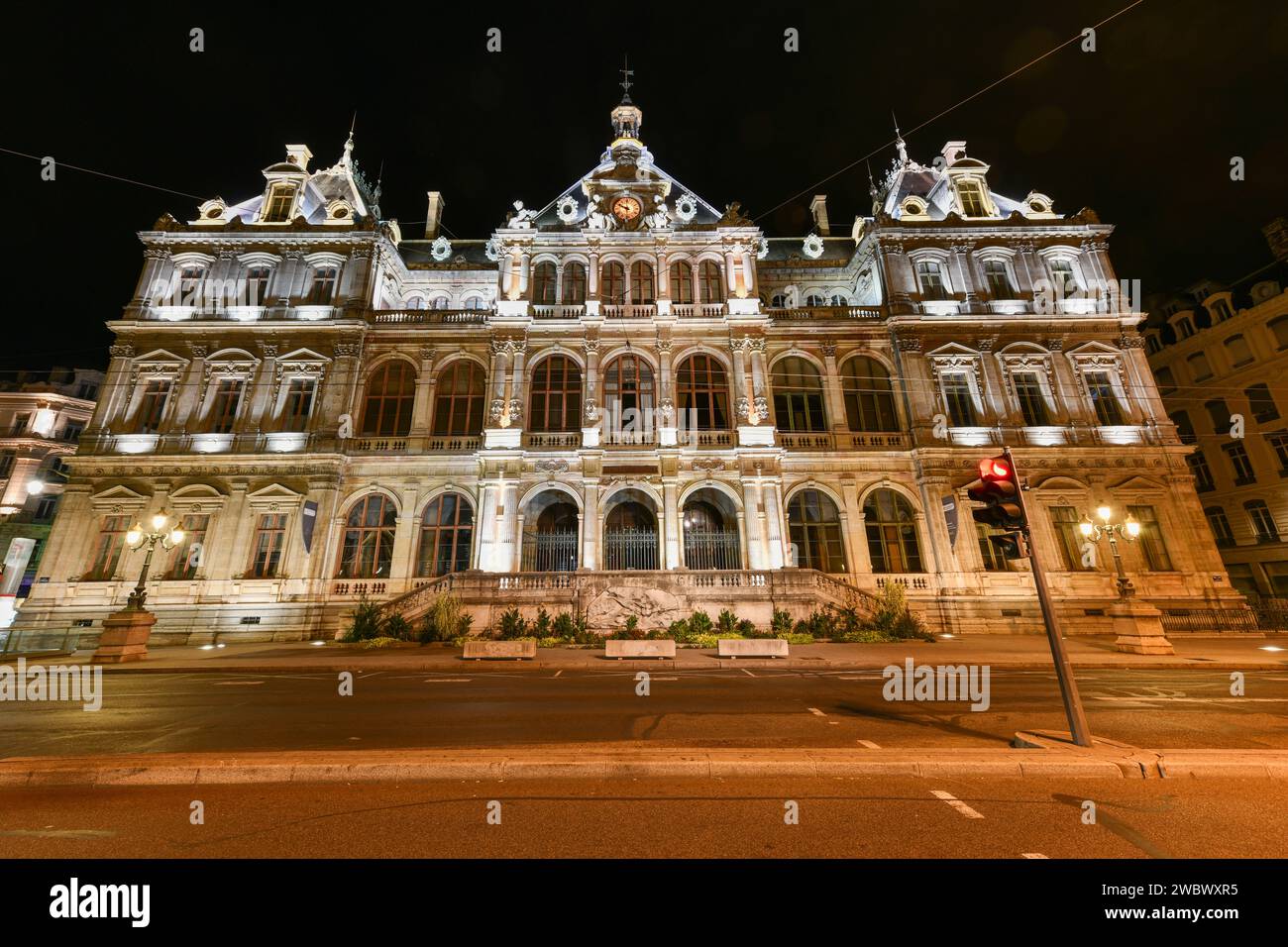 Palazzo del commercio di Lione di notte in Francia. Palais de la Bourse de Lyon. Foto Stock