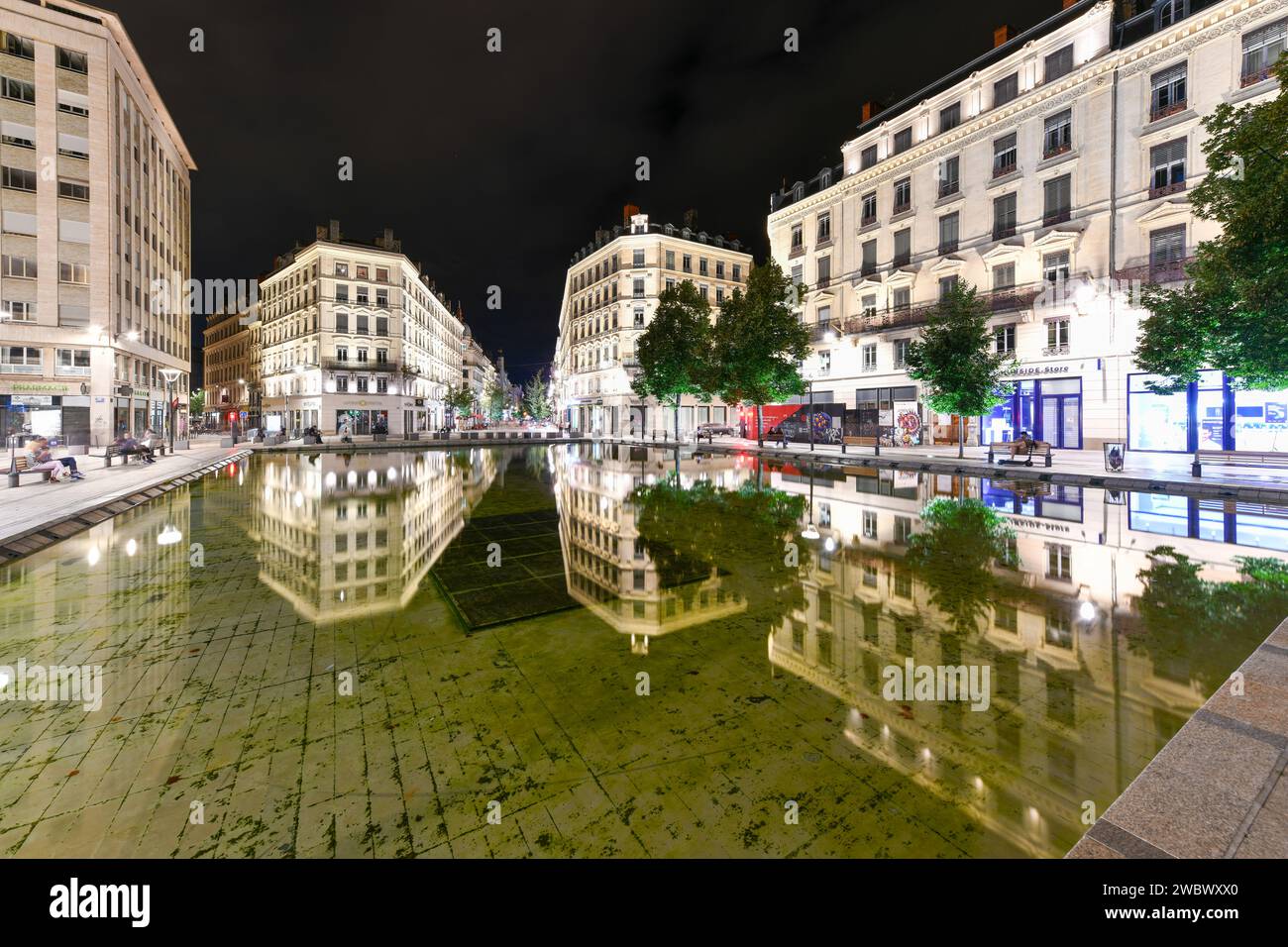 Lione, Francia - 19 agosto 2022: Vista notturna di Place de la republique nel centro storico di Lione, Francia. Foto Stock