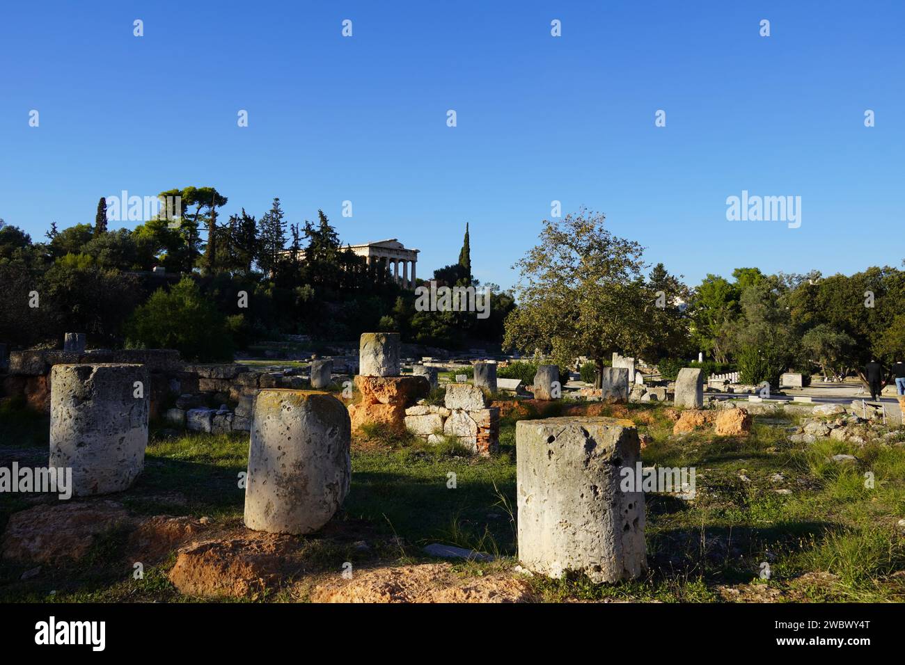 Vista delle rovine dell'antica Agorà, o mercato, ad Atene, in Grecia. Frammenti di colonna di un colonnato o stoa Foto Stock