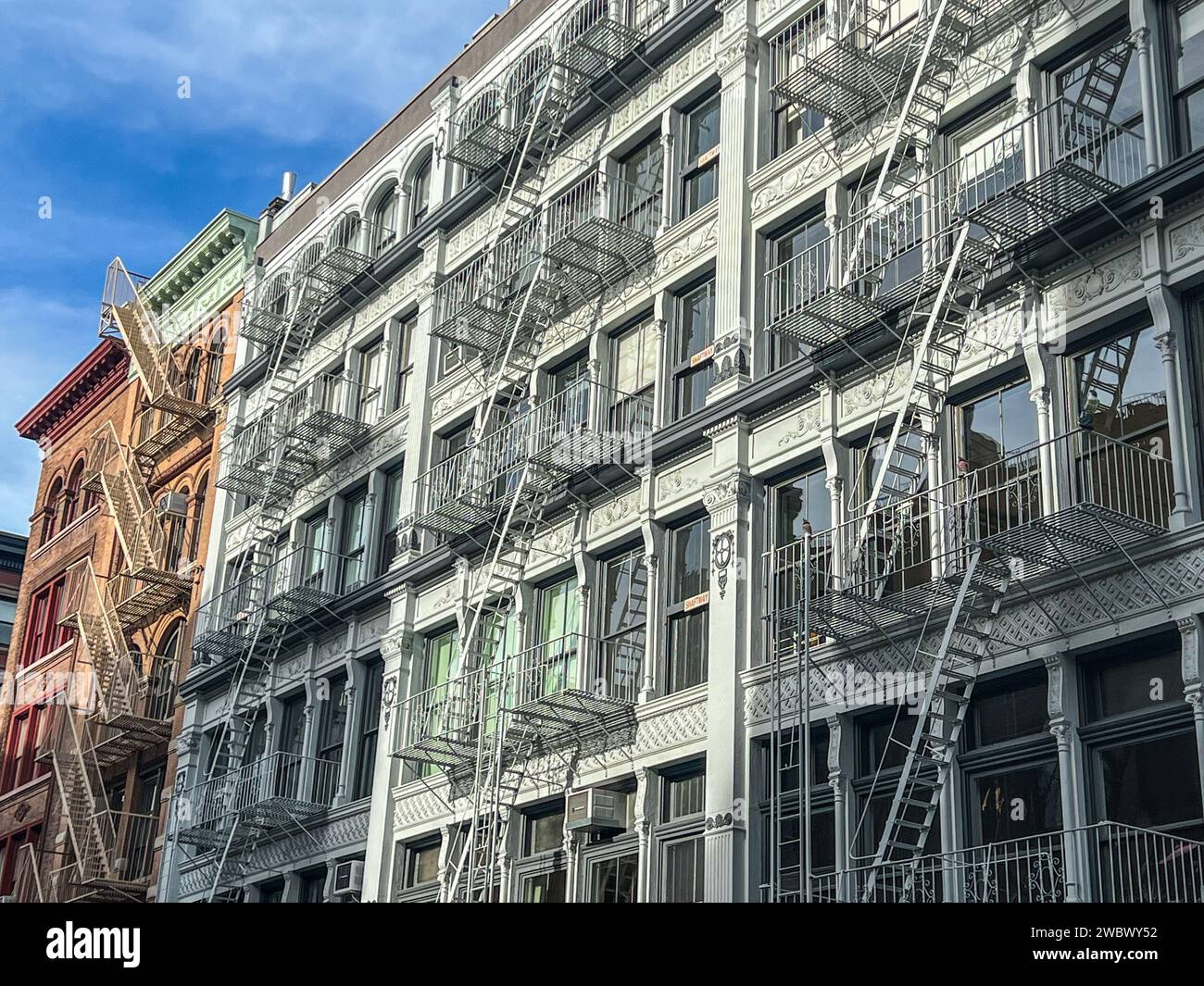 Vecchi edifici colorati con scala antincendio a New york manhattan, Upper East Side, edifici con facciata Foto Stock