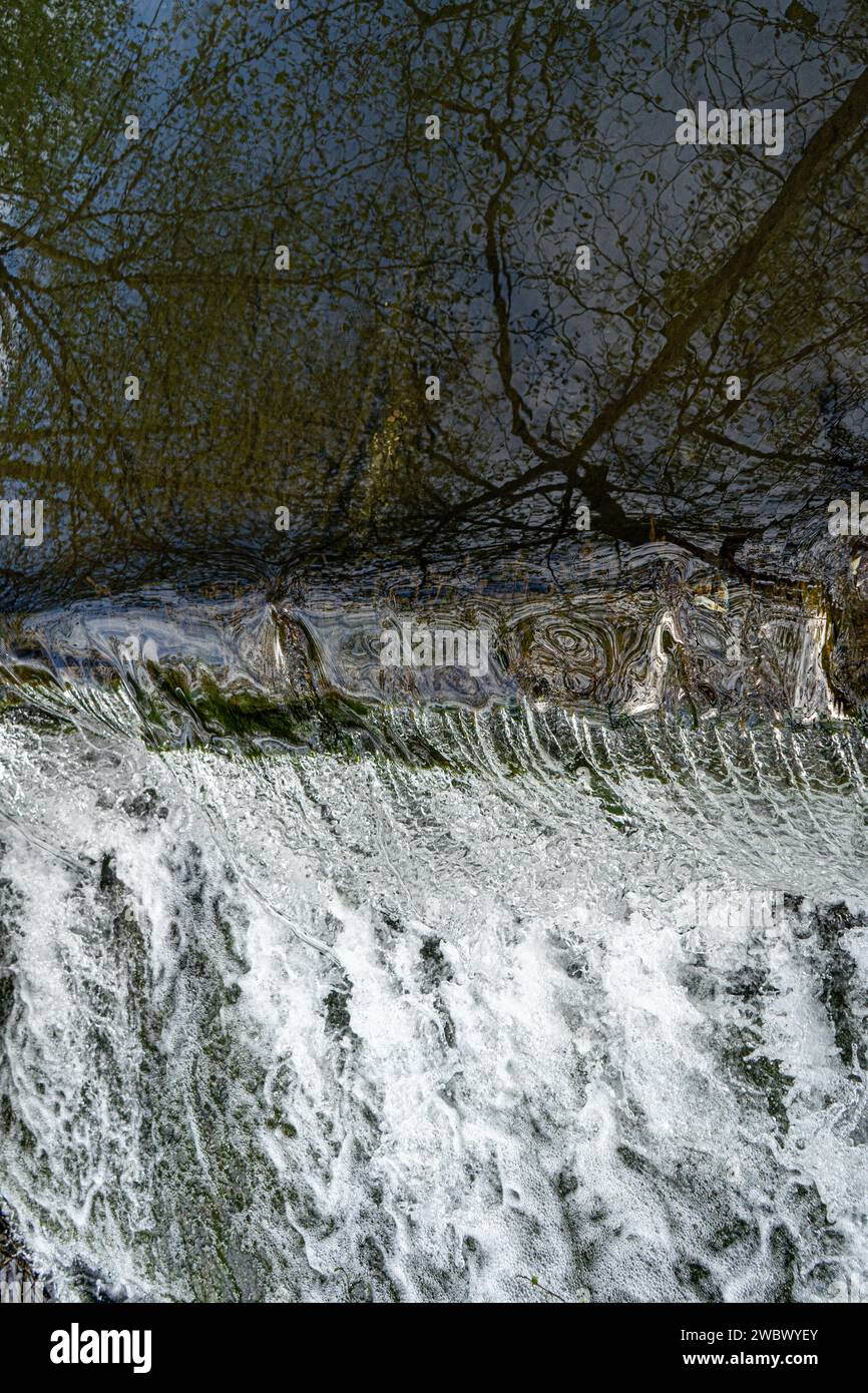 Acqua a cascata sopra la diga con acqua schiumosa bianca Foto Stock