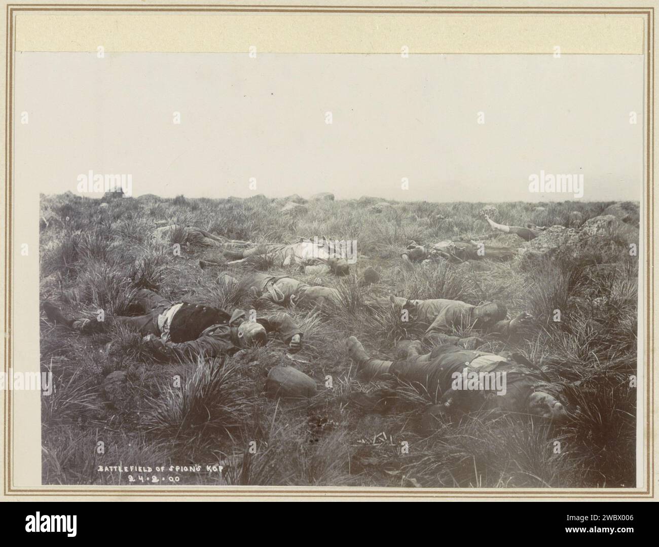 Vittime della battaglia a Spionkop in Sud Africa, Anonymous, 1900 Fotografia parte dell'album fotografico con registrazioni della seconda guerra boera (1899-1902). Carta Spionkop. supporto fotografico. Orrori di guerra in cartone Spionkop Foto Stock