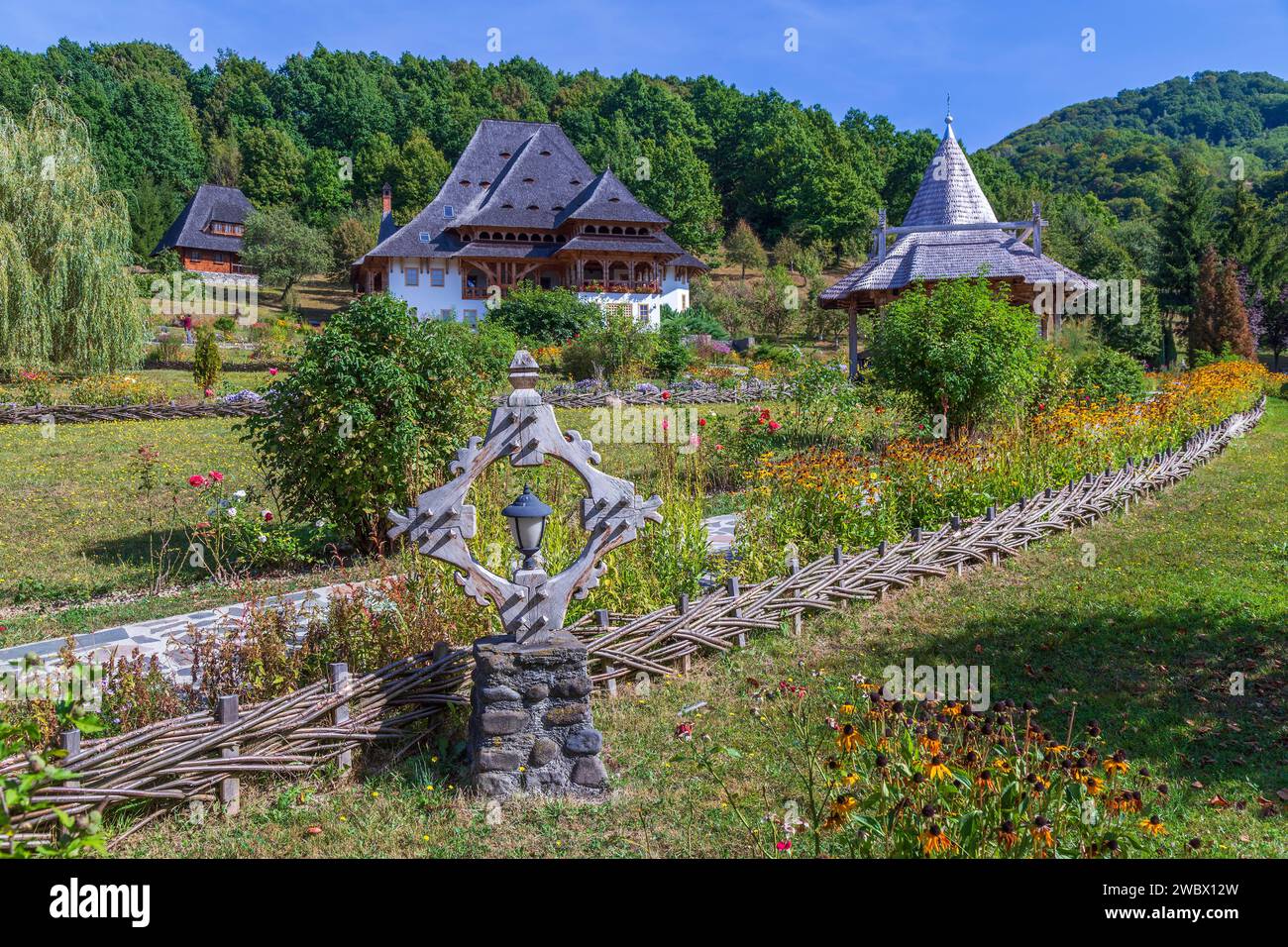 Edifici nel complesso monastico di Barsana, Maramures, Romania. La prima chiesa in legno fu costruita nel 1711 e il monastero ortodosso di Barsana è incluso Foto Stock