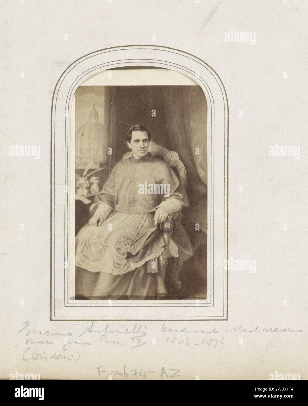 Produzione fotografica di (presumibilmente) un ritratto dipinto di Giacomo Antonelli, Cardinale Segretario di Stato, Disdéri & Co., dopo Anonymous, 1855 - 1876 Fotografia. Visita la scheda parte dell'album fotografico con 123 Cartes-de visite dei membri delle case reali europee, dei politici e di persone famose. cartone. carta. supporto fotografico per la stampa di persone storiche da parte di albumen. sovrano, sovrano. cardinale. poltrona, sedile. paramenti liturgici, canonici Foto Stock
