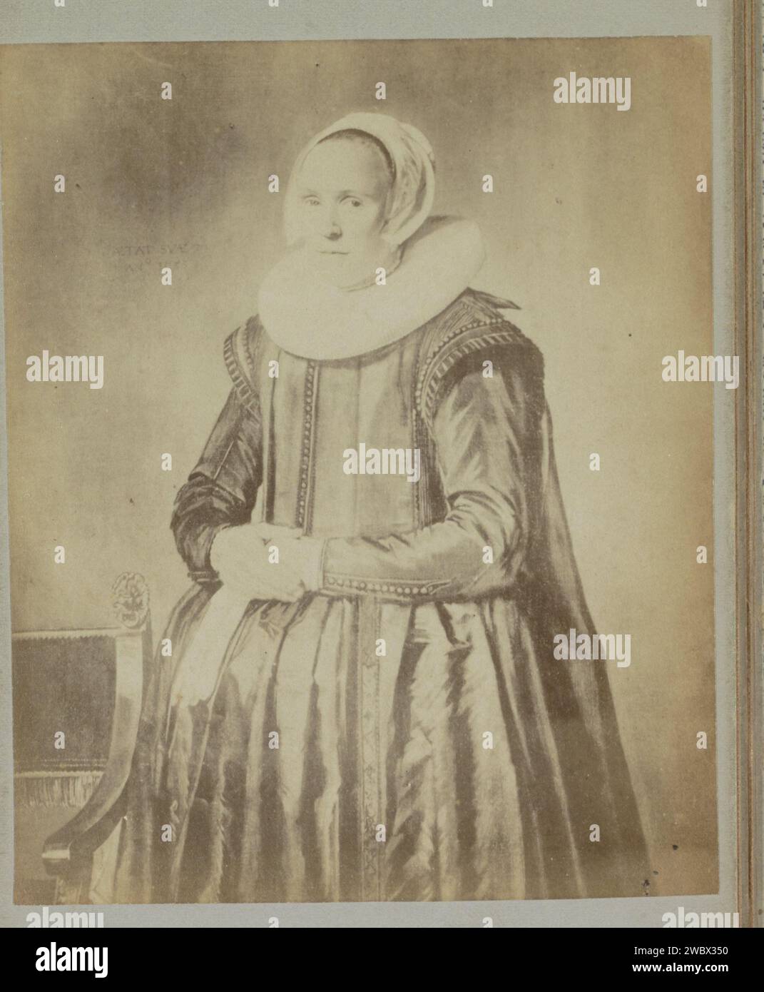Produzione fotografica del dipinto 'Ritratto di Feyntje van Steenkiste' di Frans Hals, 1893 - 1912 Fotografia. Fotografia di gabinetto parte di leporelloalbum con produzioni fotografiche di dipinti del Rijksmuseum. Cartone di Amsterdam. supporto fotografico albume stampa foto, pittura. Persone storiche - BB - donna (+ ritratto lungo tre quarti) Rijksmuseum Amsterdam Foto Stock