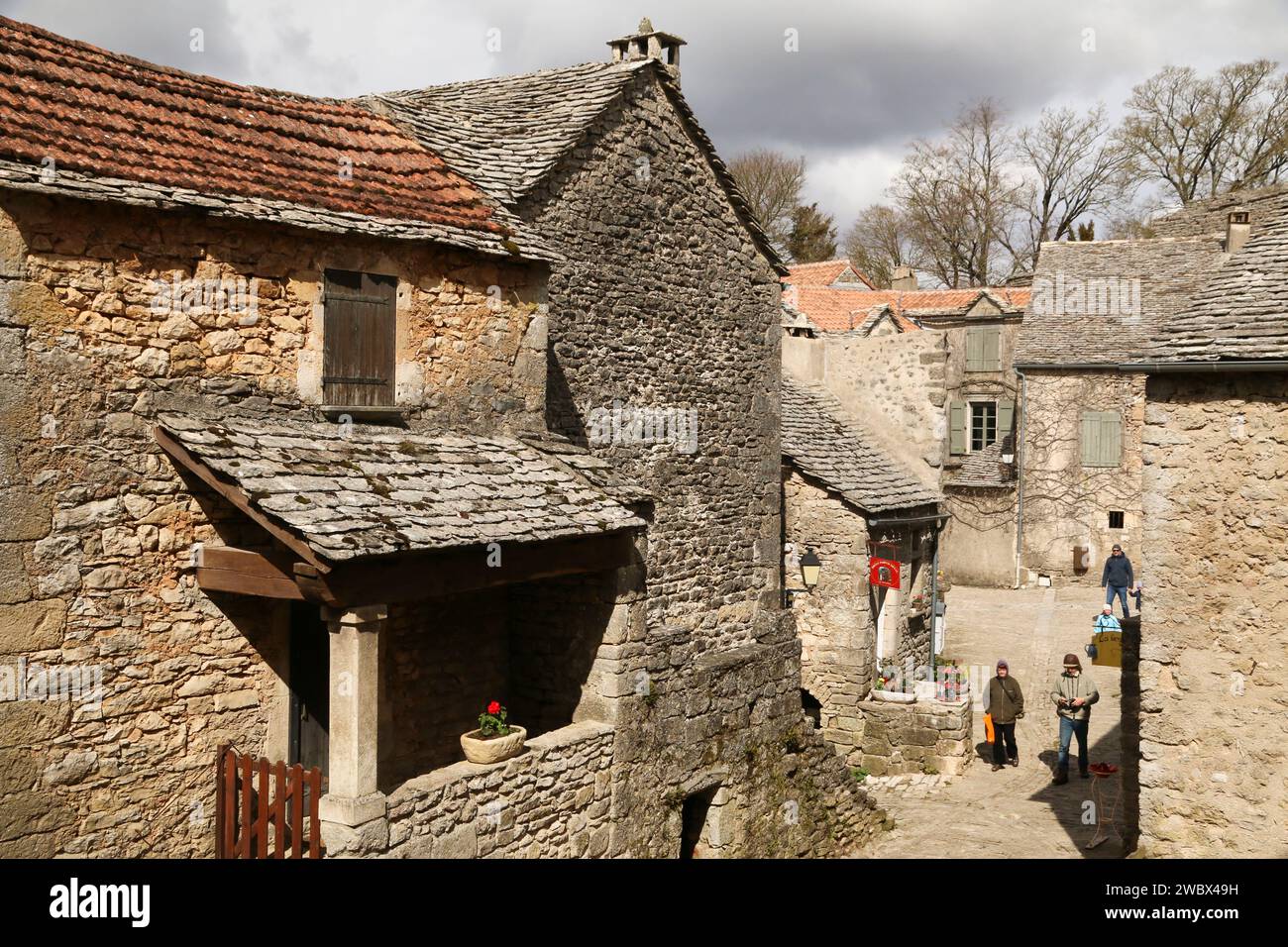 Case in pietra a la Couvertoirade, una città medievale fortificata sul Causse du Larzac, dipartimento di Aveyron, regione Occitanie, Francia Foto Stock