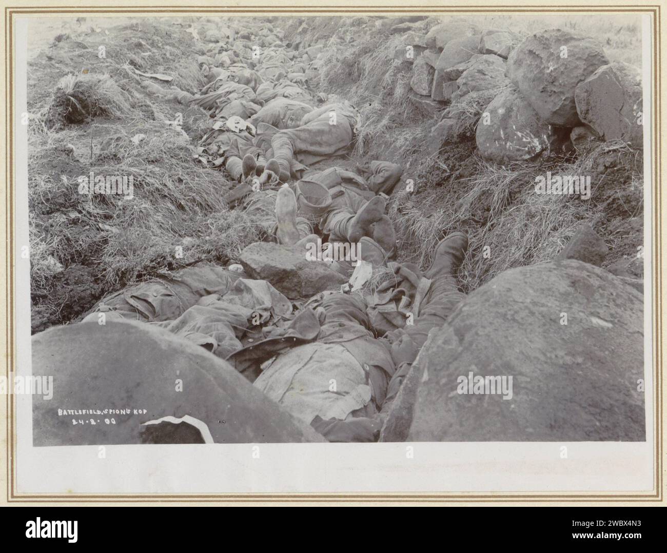 Vittime della battaglia a Spionkop in Sud Africa, Anonymous, 1900 Fotografia parte dell'album fotografico con registrazioni della seconda guerra boera (1899-1902). Carta Spionkop. supporto fotografico. Orrori di guerra in cartone Spionkop Foto Stock