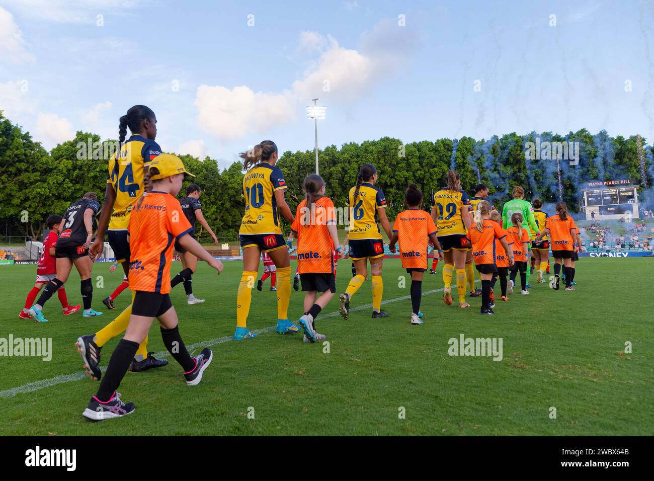 Sydney, Australia. 12 gennaio 2024. I Mariners camminano sul campo prima della partita RD12 femminile A-League tra Wellington Phoenix e Central Coast Mariners al Leichhardt Oval il 12 gennaio 2024 a Sydney, Australia credito: IOIO IMAGES/Alamy Live News Foto Stock