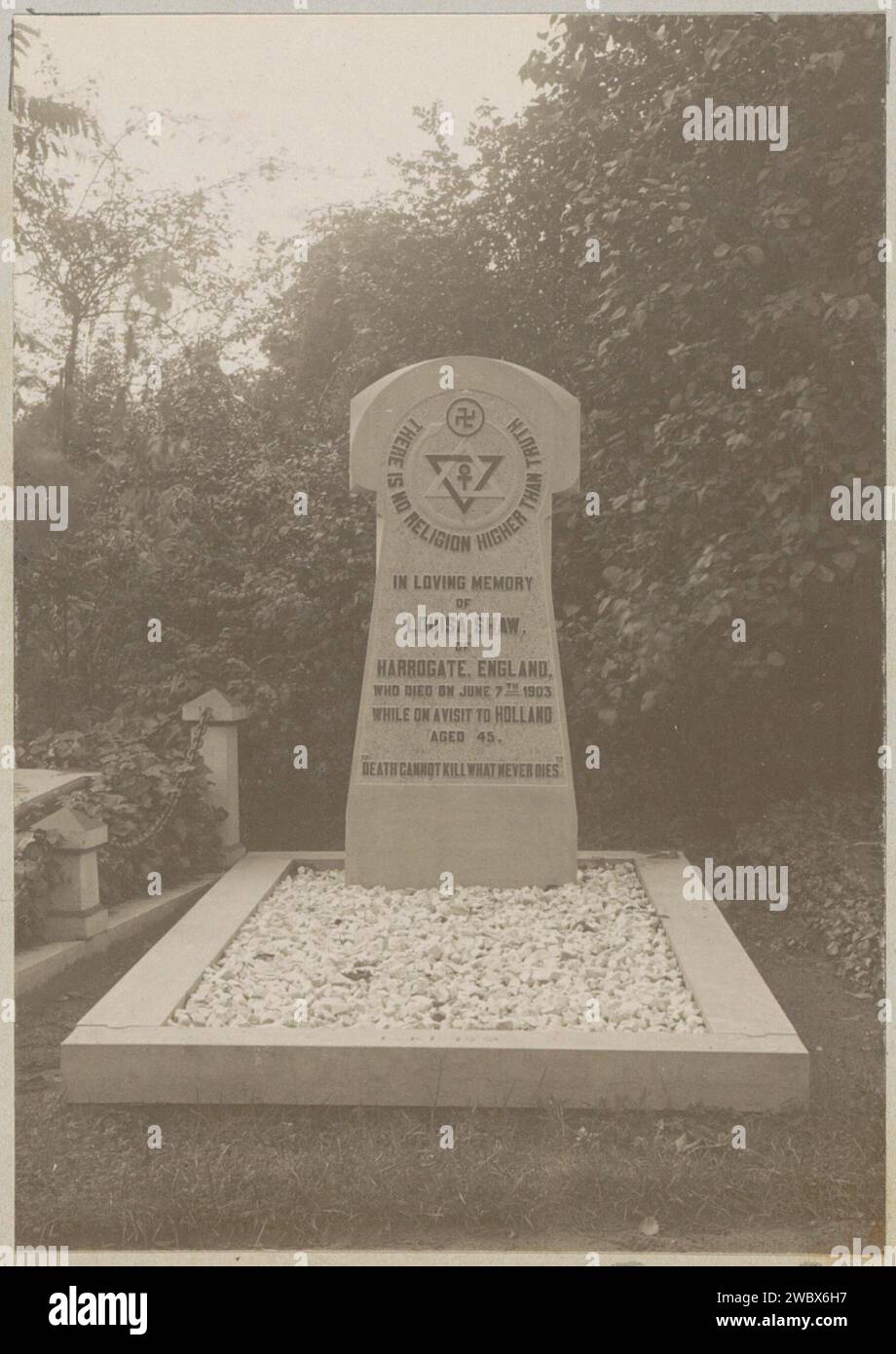 Monumento sepolcrale di Louisa Shaw, Anonimo, dopo il 1903 - c. 1910 Fotografia parte dell'album di famiglia con foto di Wijnhandel Kraaij & Co. Bordeaux-Amsterdam. tomba di supporto fotografico, tomba Foto Stock