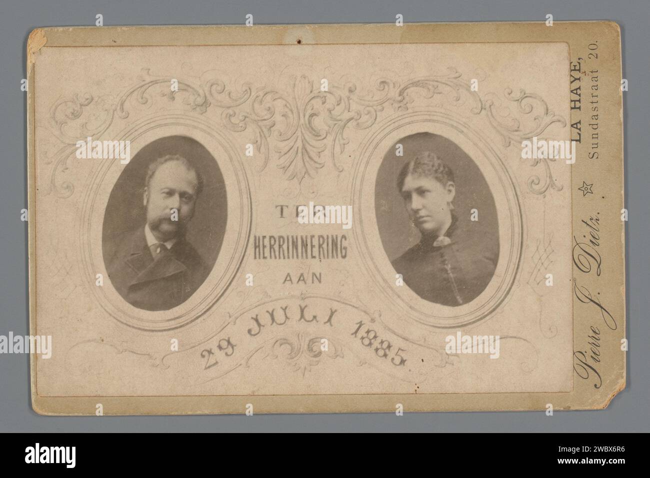 Doppio ritratto di un uomo e di una moglie sconosciuti, Pierre J. Dietz, 1886 - 1900 cabinet Photograph the Hague Cardboard. albume di carta stampa uomo adulto. Donna adulta l'Aia Foto Stock