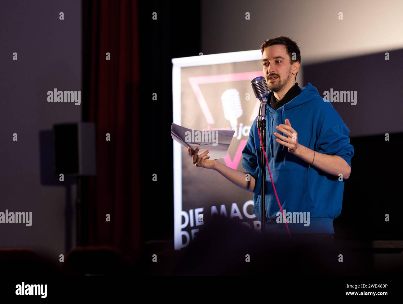 SLAM JAM - Die Poetry-Slam-Veranstaltungsreihe im Kreis Gross-Gerau Walldorf, 11.01.2024 Slammer Dominik Rinkart SLAM JAM - Die Poetry-Slam-Veranstaltungsreihe im Kreis Gross-Gerau - Veranstaltung AM 11.01.2024 im Kino Lichtblick in Walldorf Hessen. Walldorf Kino Lichtblick Hessen Deutschland *** SLAM JAM die Poetry Slam Veranstaltungsreihe im Kreis Gross Gerau Walldorf, 11 01 2024 Slammer Dominik Rinkart SLAM JAM die Poetry Slam Veranstaltungsreihe im Kreis Gross Gerau evento il 11 01 2024 al Kino Lichtblick di Walldorf Hessen Walldorf Kino Lichtblick Hessen xBEAUTIFULxSPORT Foto Stock