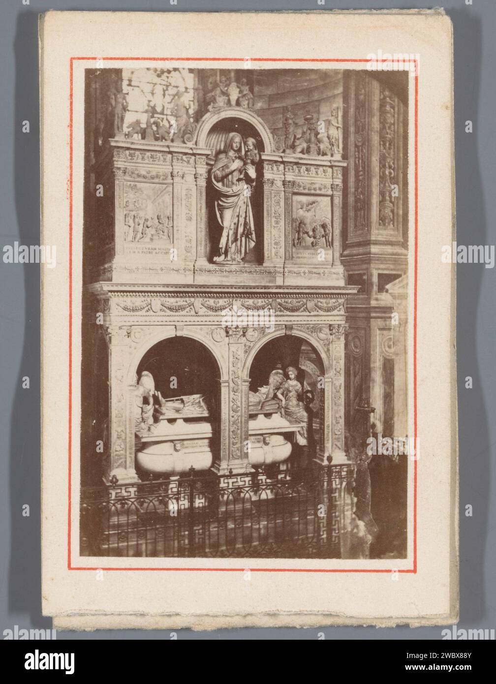 GRAFMONUMENT DI GIAN GALAAZZO VISCONTI nel monastero della Certosa di Pavia in Lombardia, Italia, Anonimo, dopo Giovanni Cristoforo Romano, 1854 - 1885 Fotografia. Visitare Card Lombardy paper. Tomba stampata in cartone con albumi, tomba Certosa di Pavia Foto Stock