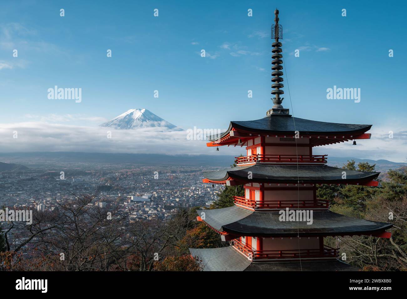 Monte Fuji e pagoda di Chureito all'alba nella stagione autunnale, Fujiyoshida, Giappone. Foto Stock