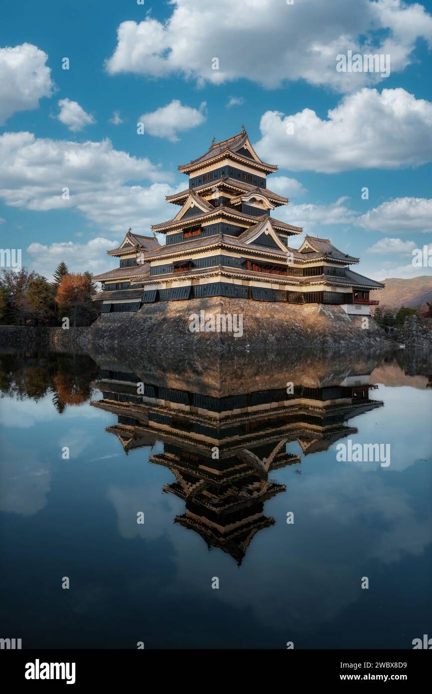 Castello di Matsumoto durante la stagione autunnale a Matsumoto, prefettura di Nagano, Giappone. Foto Stock
