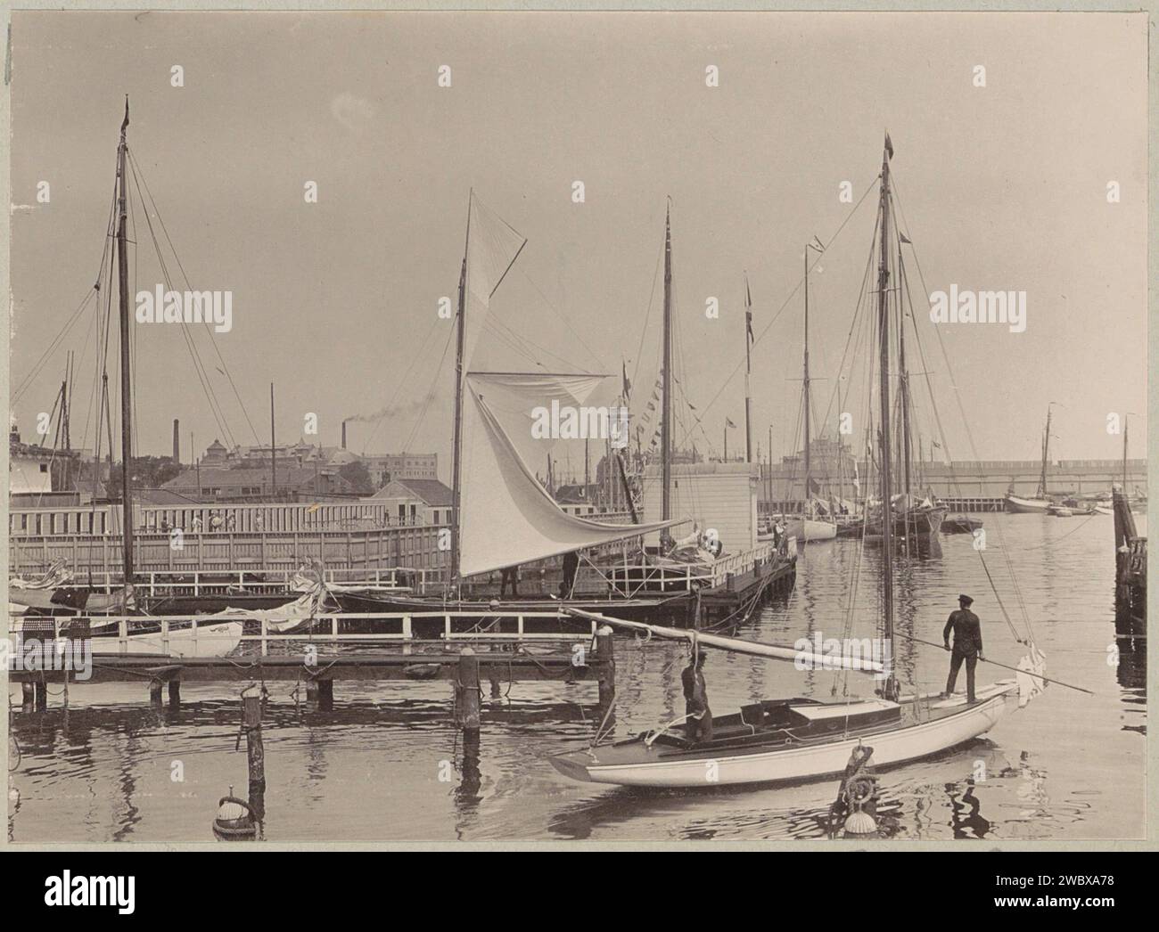 Porticcioli e piscina sul Westerdoksdijk ad Amsterdam, Anonimo, c. 1900 - c. 1910 Fotografia il porto anteriore è quello dell'associazione di vela Het Y (fondata nel 1885) e il porto posteriore è quello della Royal Dutch Rowing and Sailing Association (KNZRV). Parte dell'album della famiglia con foto di Wijnhandel Kraaij & Co. Bordeaux-Amsterdam. Supporto fotografico a vela, barca a vela Westerdokdijk Foto Stock