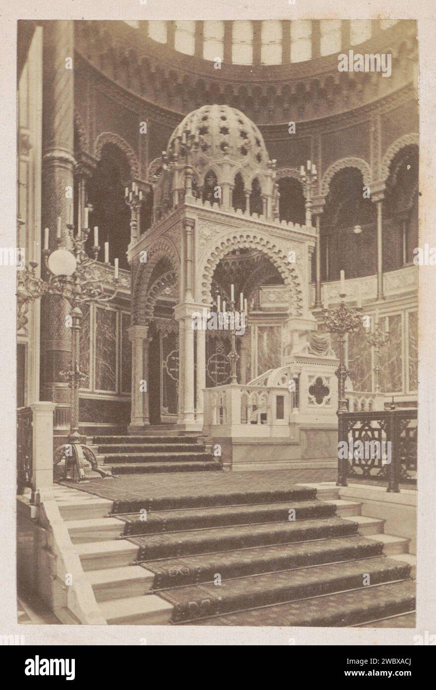 Coro della nuova sinagoga di Berlino, Anonymous, 1878 - 1890 Fotografia parte dell'album di viaggio città europee, presumibilmente svedese. Berlino supporto fotografico albumen stampa coro in sinagoga  Jewish Religion Berlin Foto Stock